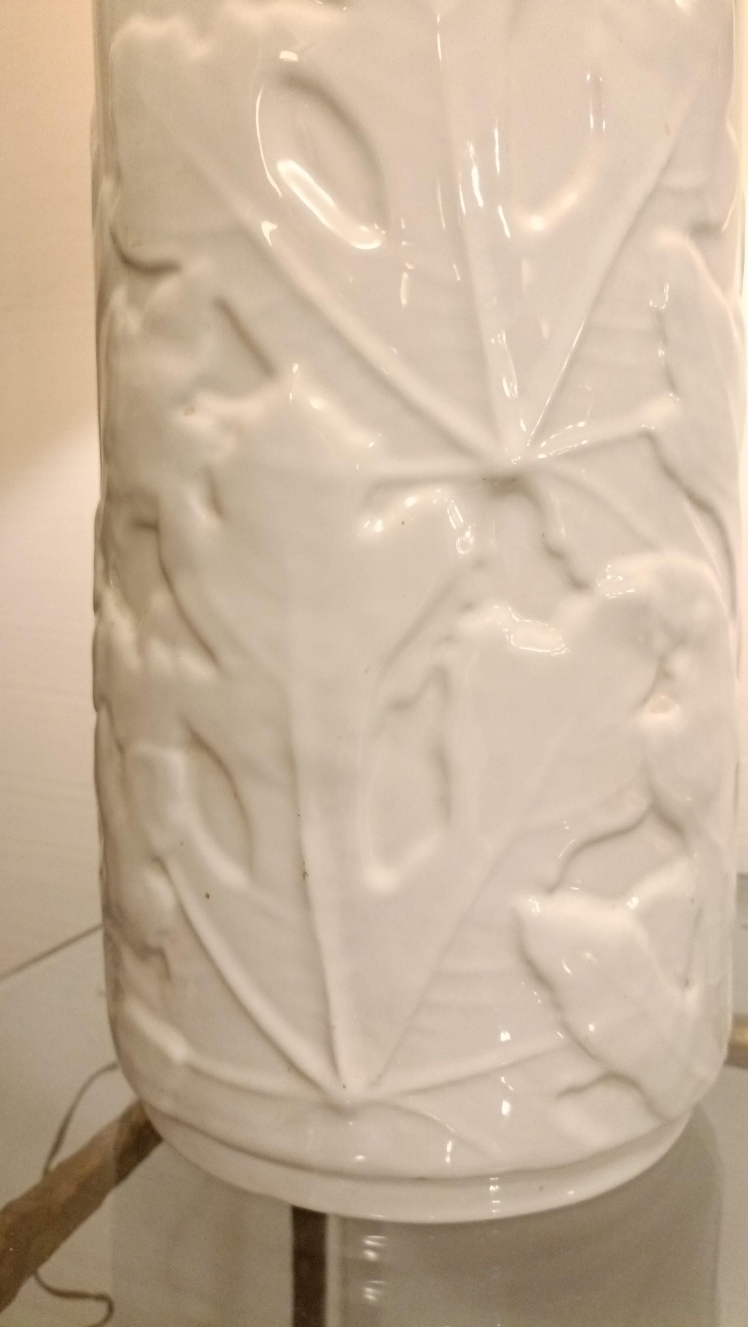 Italian Southern Nurseries White Ceramic Table Lamp with Embossed Leaves, 1960s For Sale