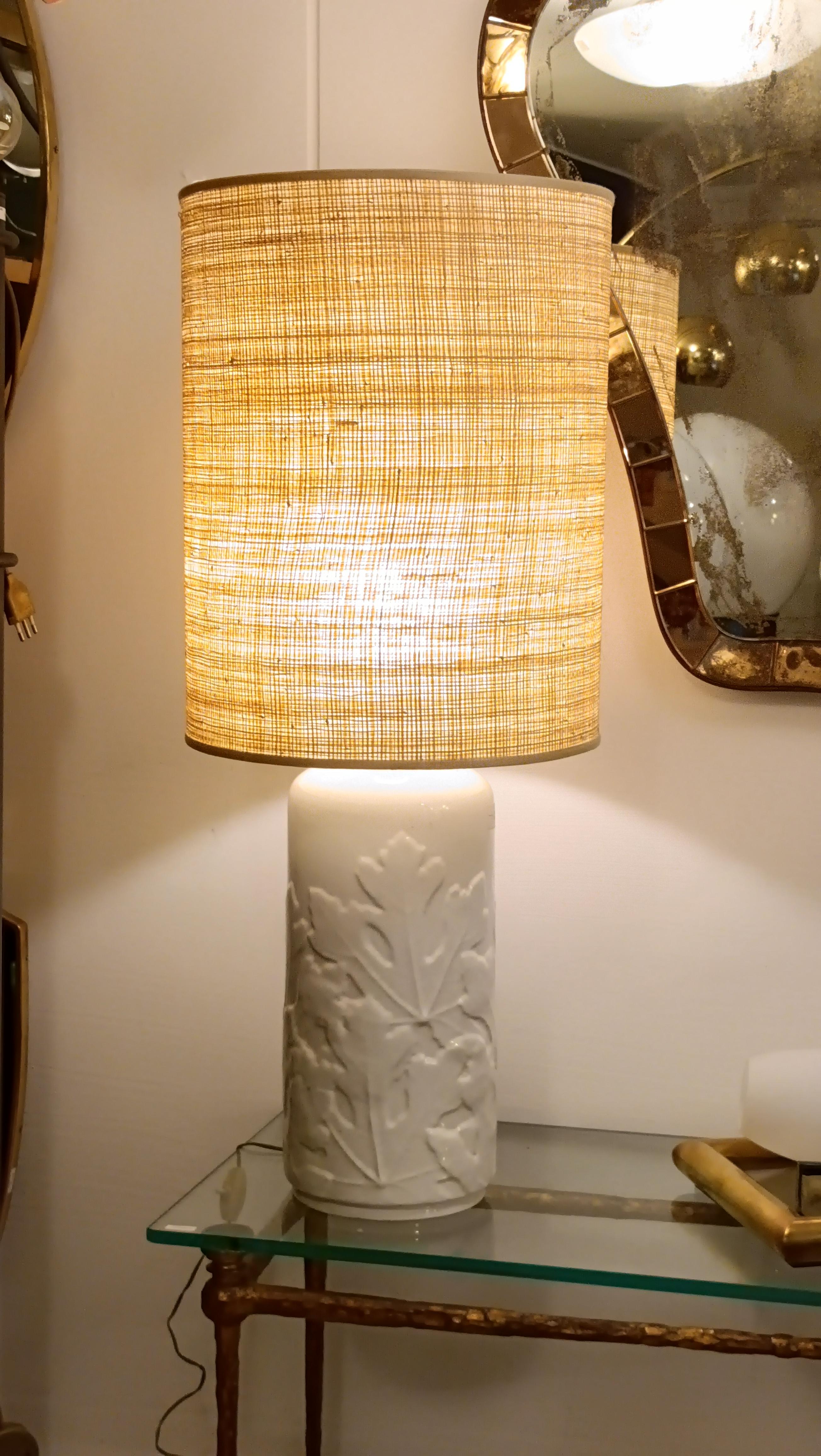 Southern Nurseries White Ceramic Table Lamp with Embossed Leaves, 1960s In Good Condition For Sale In Naples, IT