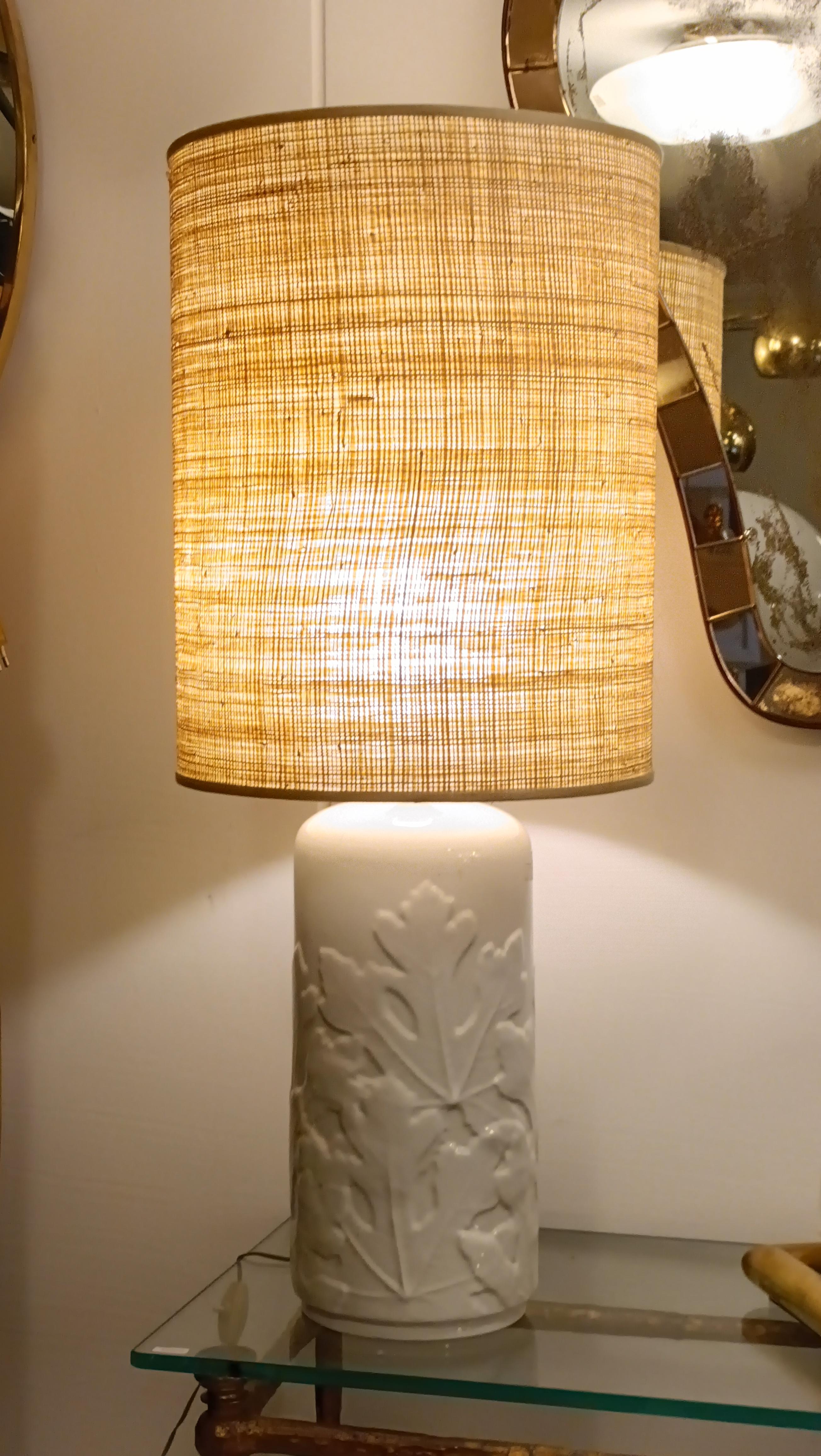 Mid-20th Century Southern Nurseries White Ceramic Table Lamp with Embossed Leaves, 1960s For Sale