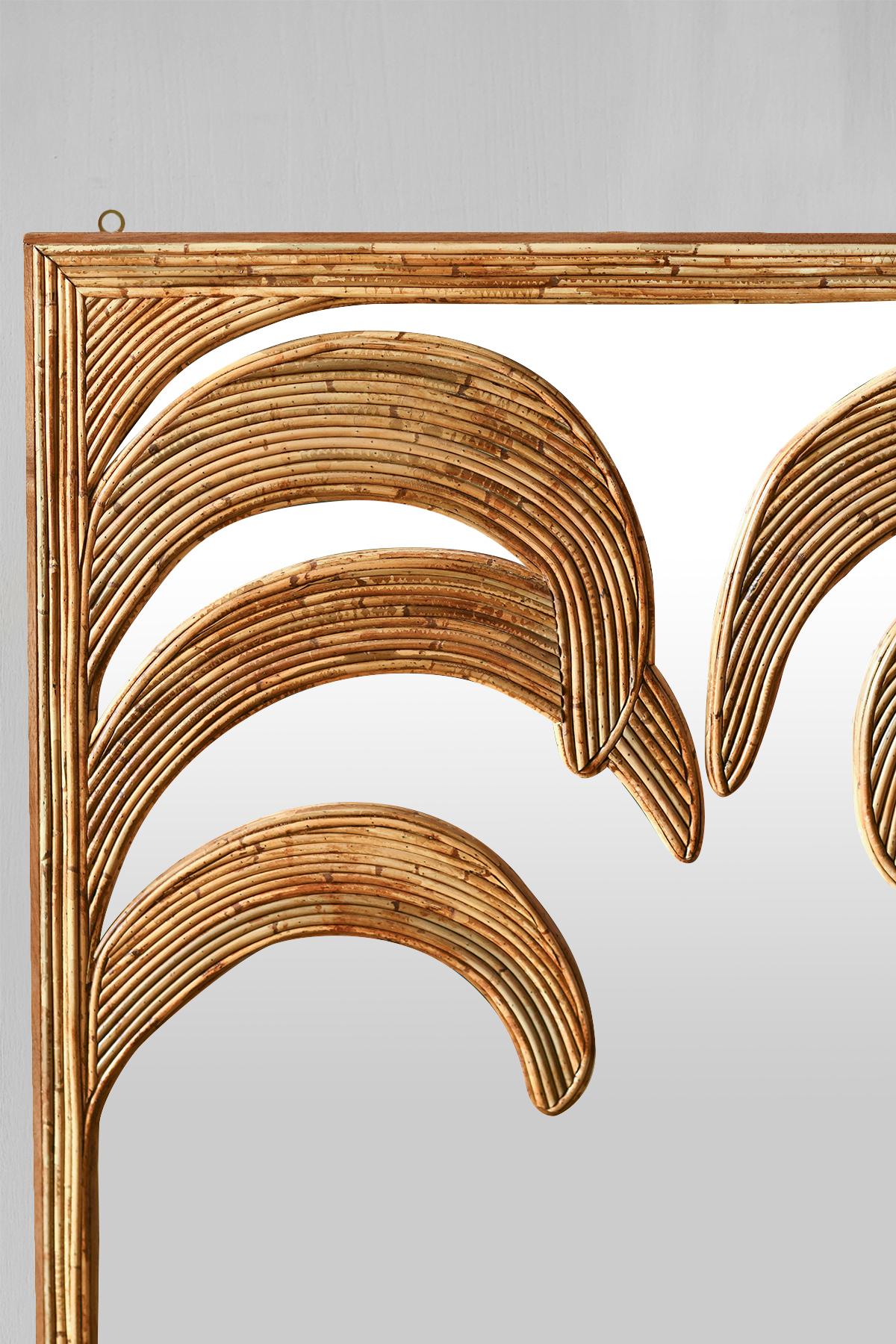 Vivai del Sud gran espejo con palmeras, Italia años 70
Detalles del producto
Materiales: Espejo, junco
Dimensiones 102 an x 122 al x 3 pr cm
Producción: Vivai del Sud, Italia, años 1970