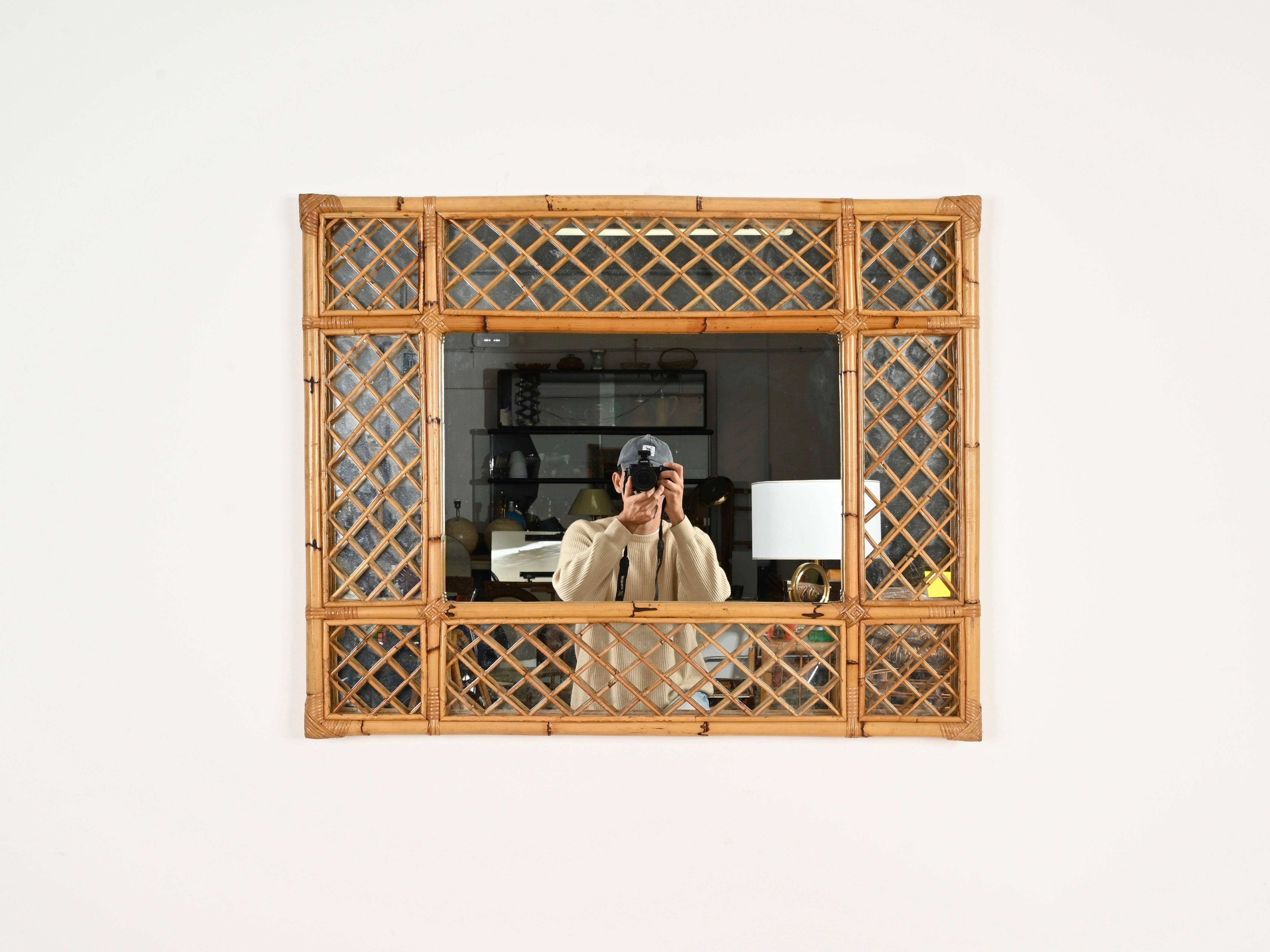 Merveilleux grand miroir rectangulaire du milieu du siècle en bambou, rotin et osier tressé à la main. Ce miroir organique unique a été conçu par Vivai del Sud et produit en Italie dans les années 1970.

Dans un état fabuleux, avec un charmant ton