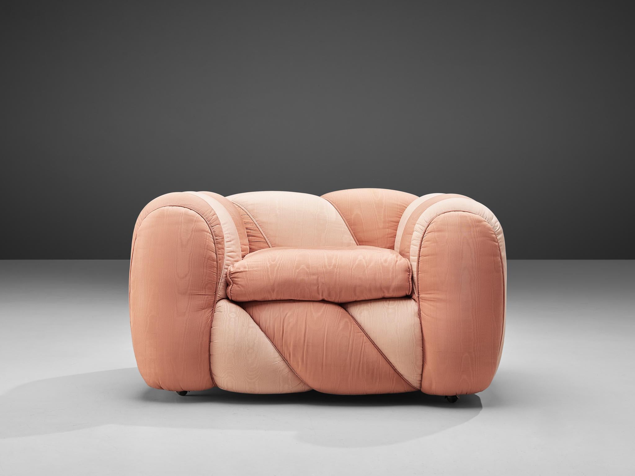 Vivai del Sud, chaise longue, revêtement en tissu rose, Italie, années 1970 

Cette chaise longue vibrante et joyeuse a été créée dans les années 1970. Cette chaise longue ludique est recouverte d'un tissu bicolore rose brillant. La forme lisse et