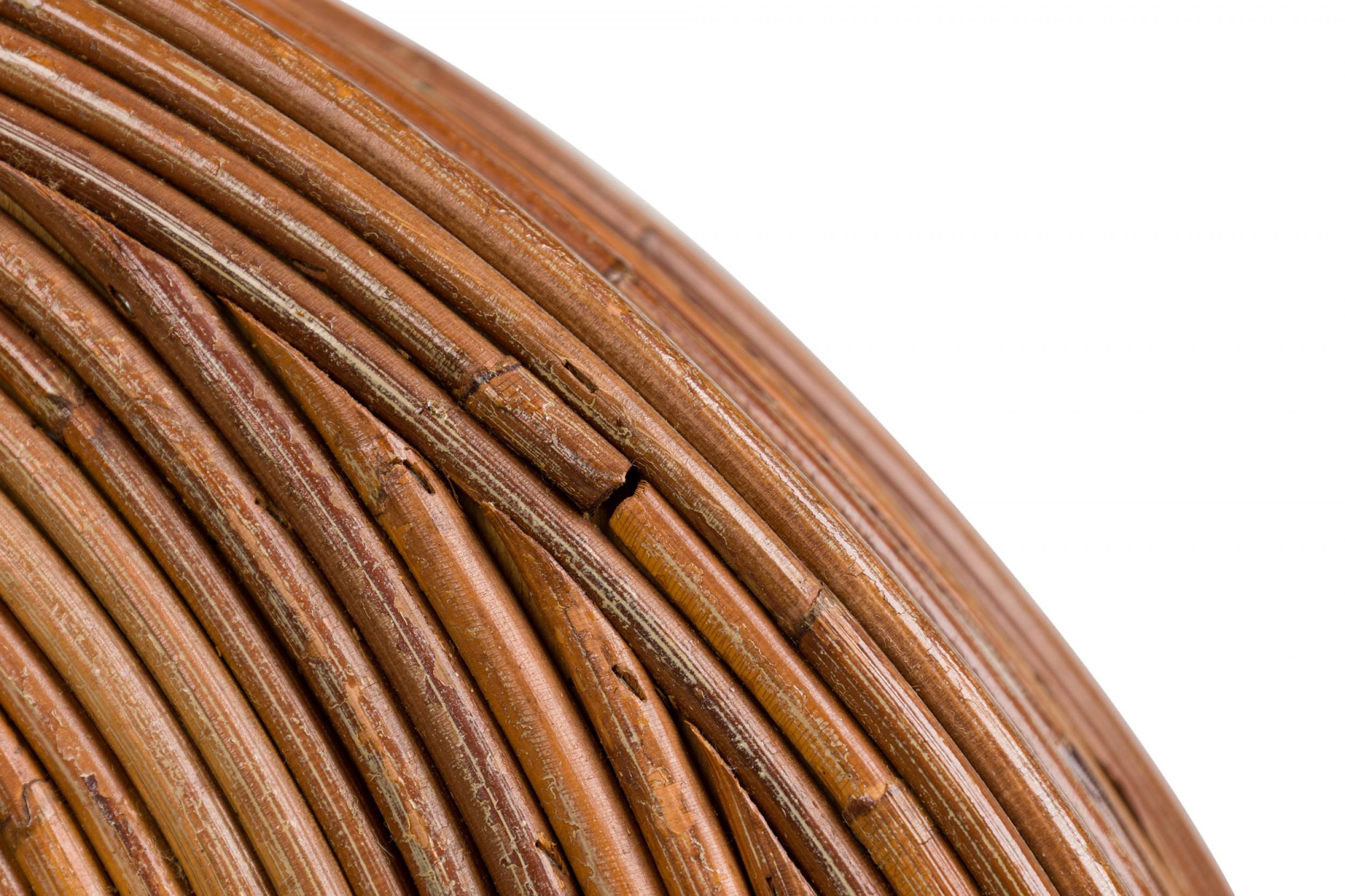 Lámpara de sobremesa italiana de mediados de siglo (años 70), de caña de lápiz y forma circular ahusada, con vástago de latón alargado y casquillo para el interruptor de la luz, que descansa sobre un fondo aplanado con una base de madera embutida.
