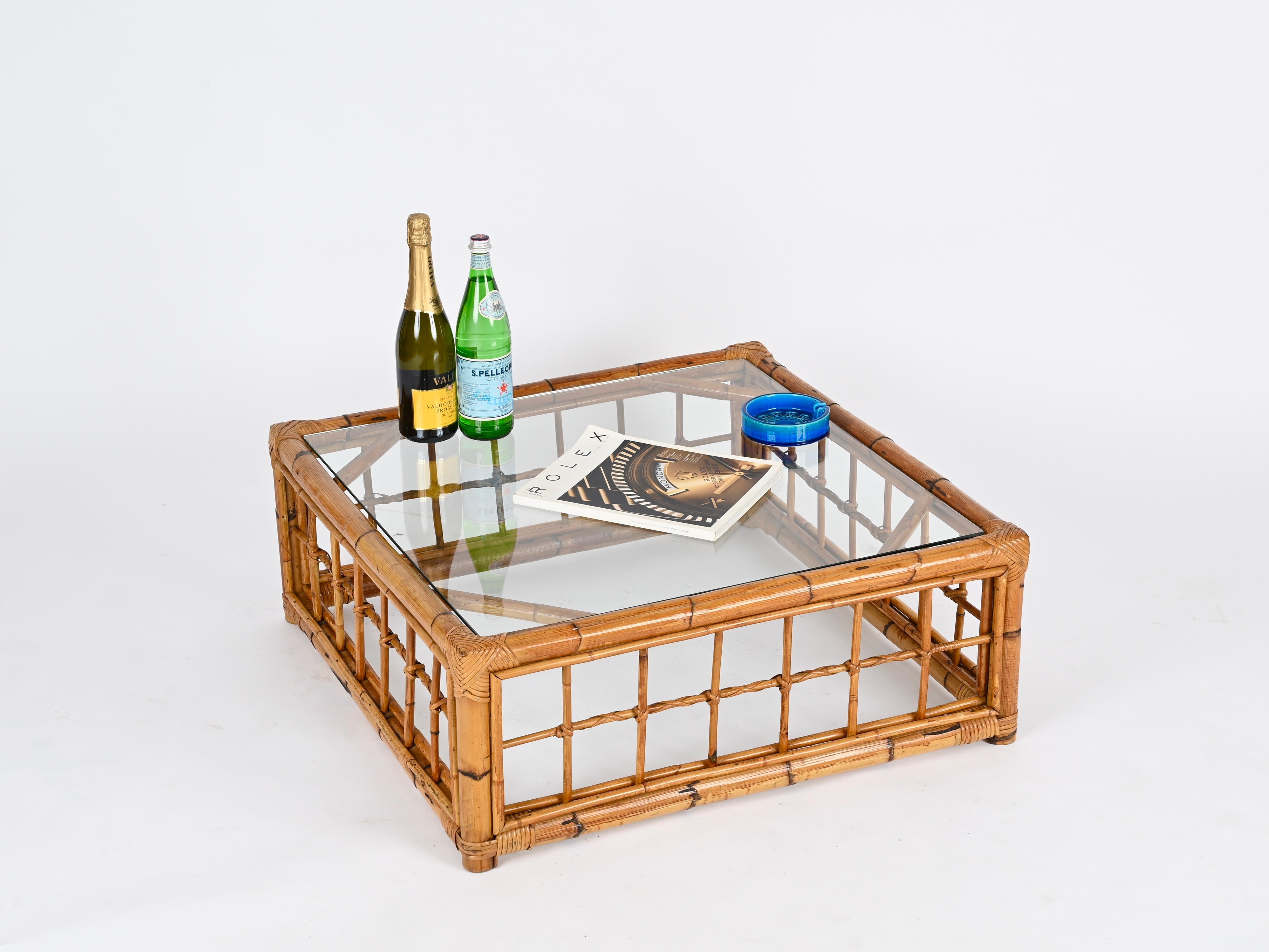 Maravillosa y única mesa de centro cuadrada de bambú y mimbre de ratán tejido a mano con tapa de cristal. Esta maravillosa y singular mesa orgánica fue diseñada por Vivai del Sud en Italia durante la década de 1970. 

En fabuloso estado y con un