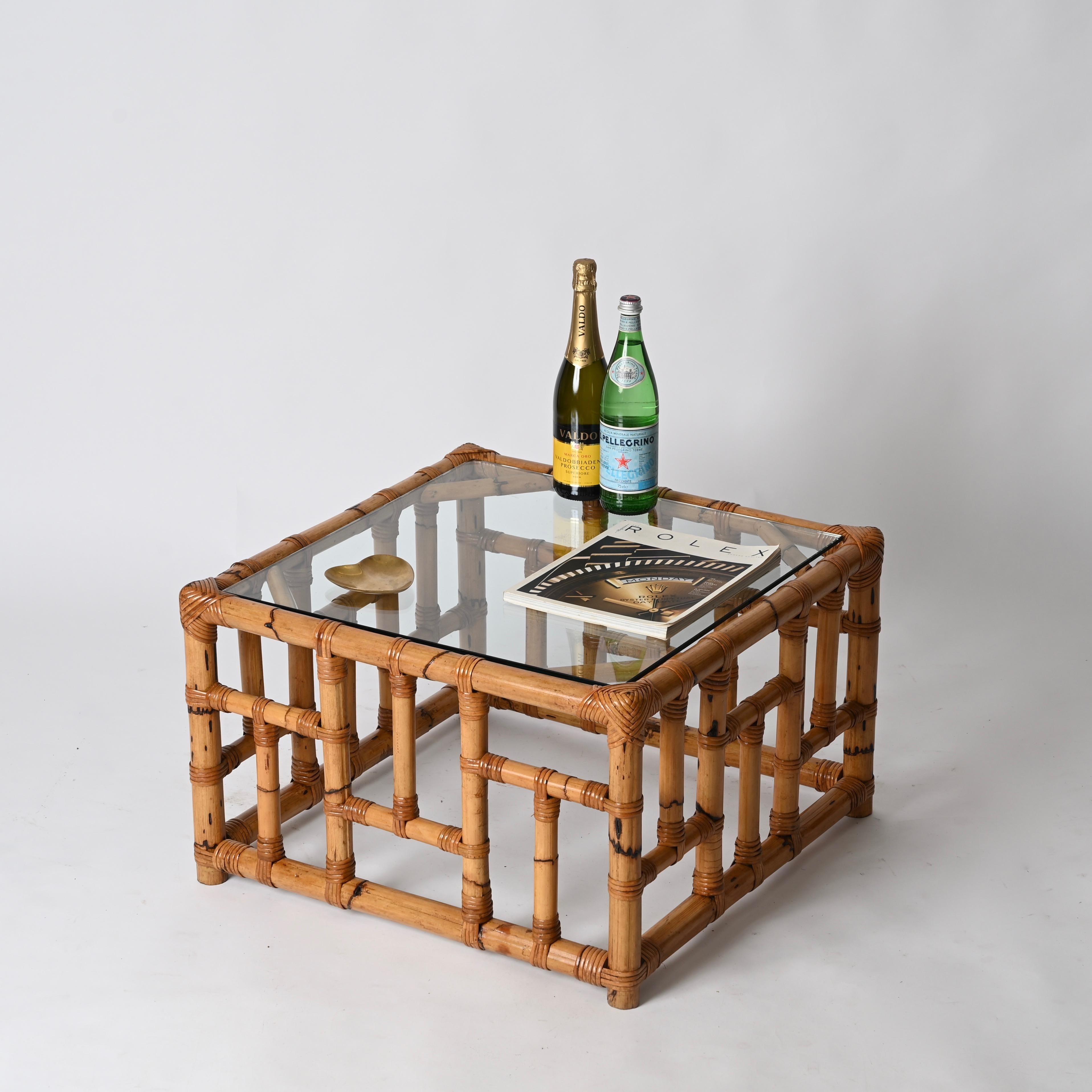 Wunderschöner und einzigartiger quadratischer Bio-Couchtisch aus Bambus und handgeflochtenem Rattangeflecht mit Kristallglasplatte. Dieses unglaublich stilvolle Stück wurde in den 1970er Jahren von Vivai del Sud in Italien entworfen.  

In
