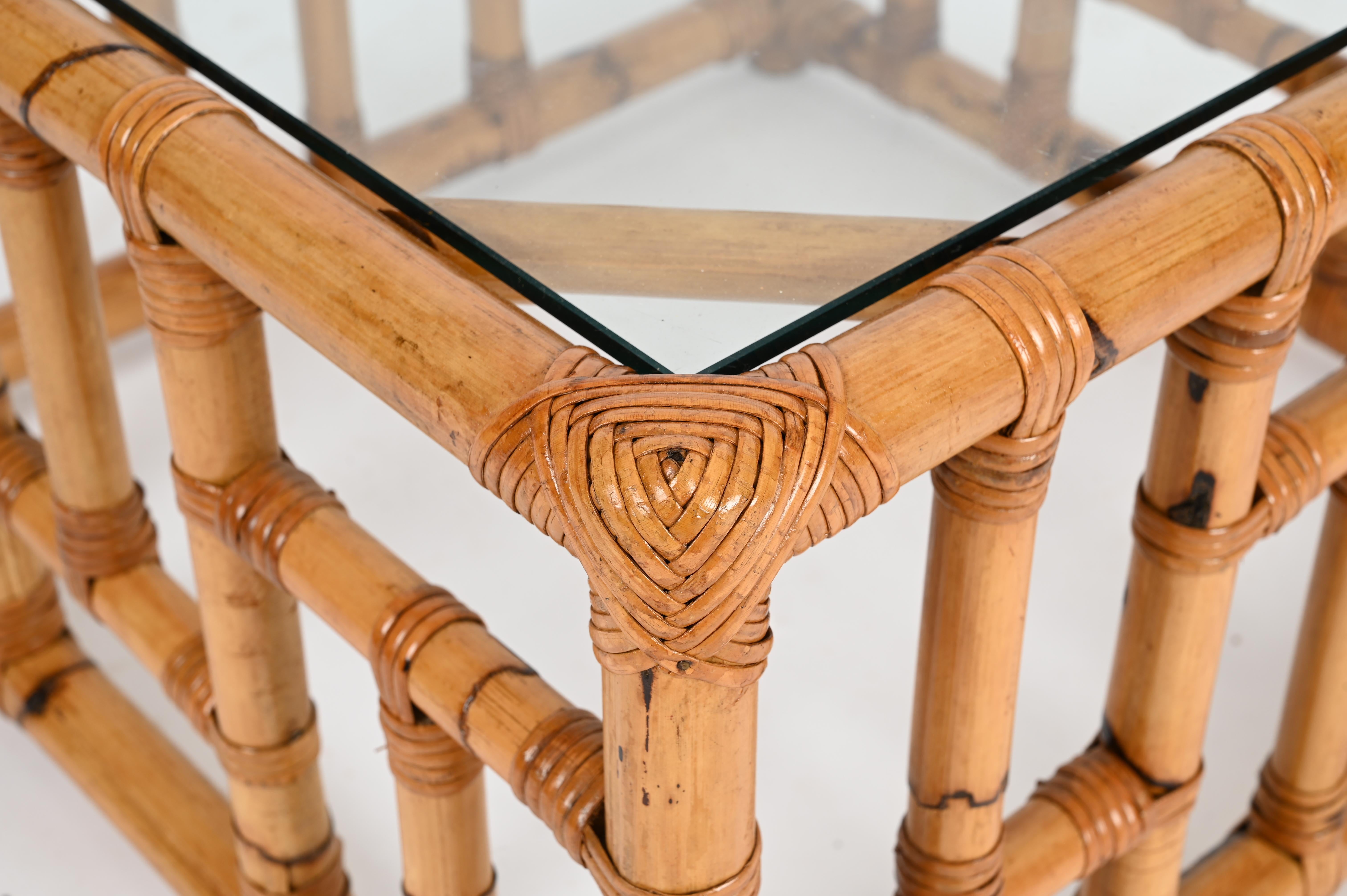 Vivai del Sud Italienischer quadratischer Couchtisch aus Bambus und Rattan aus der Jahrhundertmitte, 1970er Jahre (Handgefertigt) im Angebot