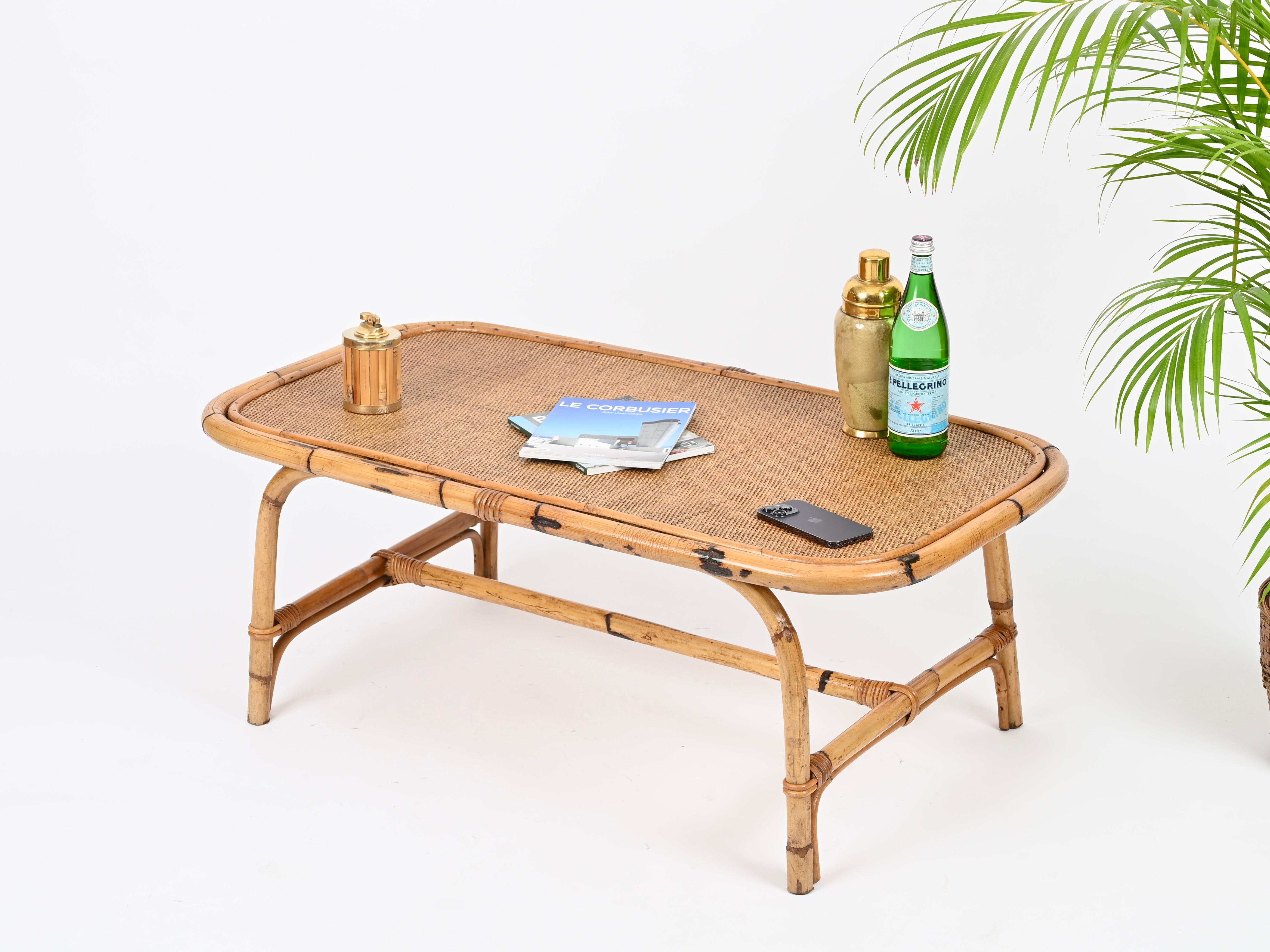 Wunderschöner rechteckiger Mid-Century-Couchtisch aus gebogenem Bambus, geflochtenem Rattan und Weide. Dieser stilvolle organische Cocktailtisch wurde in den 1970er Jahren von Vivai del Sud in Italien entworfen.

In erstaunlichem Zustand und mit