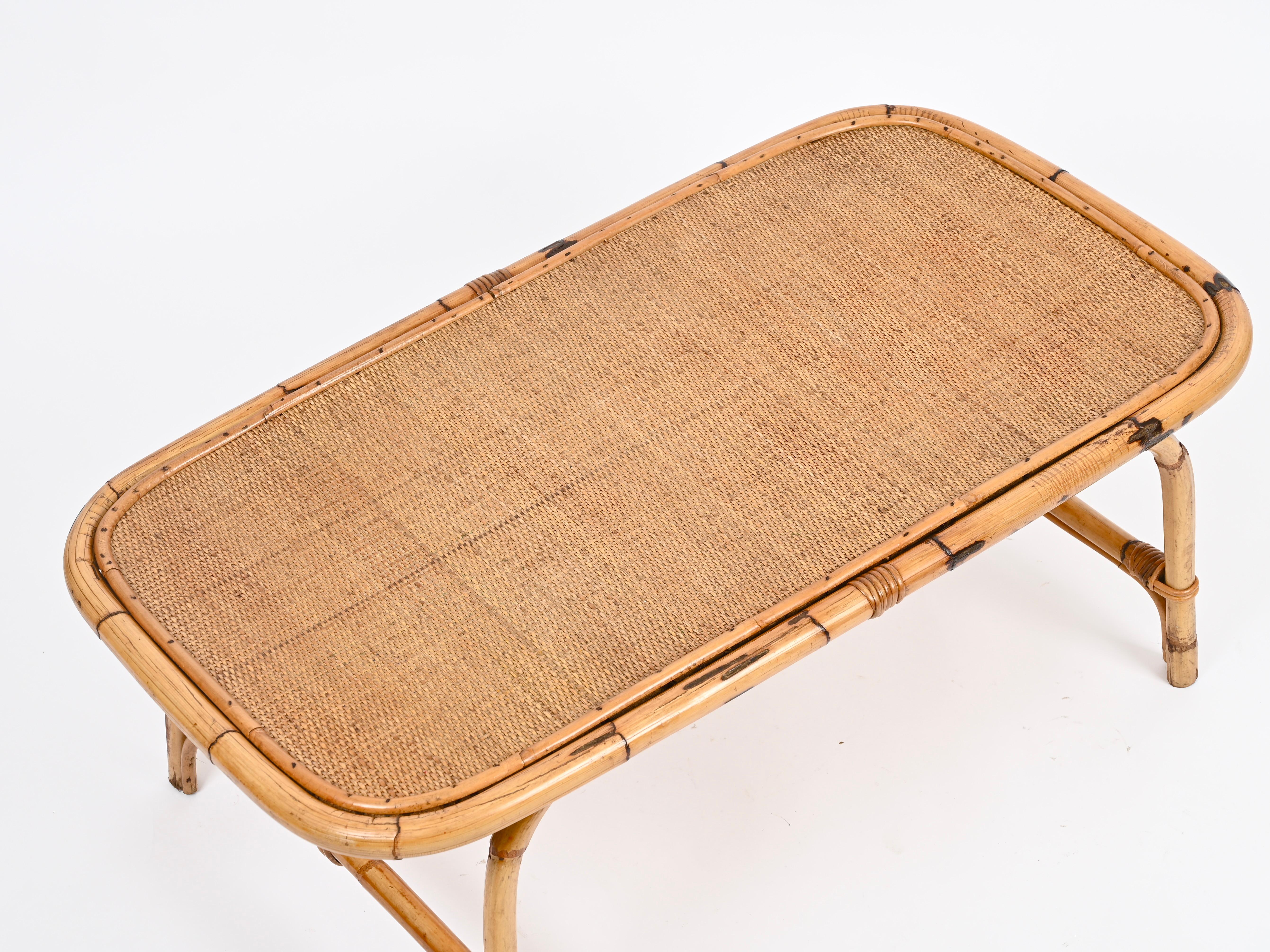 Vivai del Sud, großer italienischer Couchtisch aus Bambus und Rattan aus der Mitte des Jahrhunderts, 1970er Jahre (Handgefertigt) im Angebot