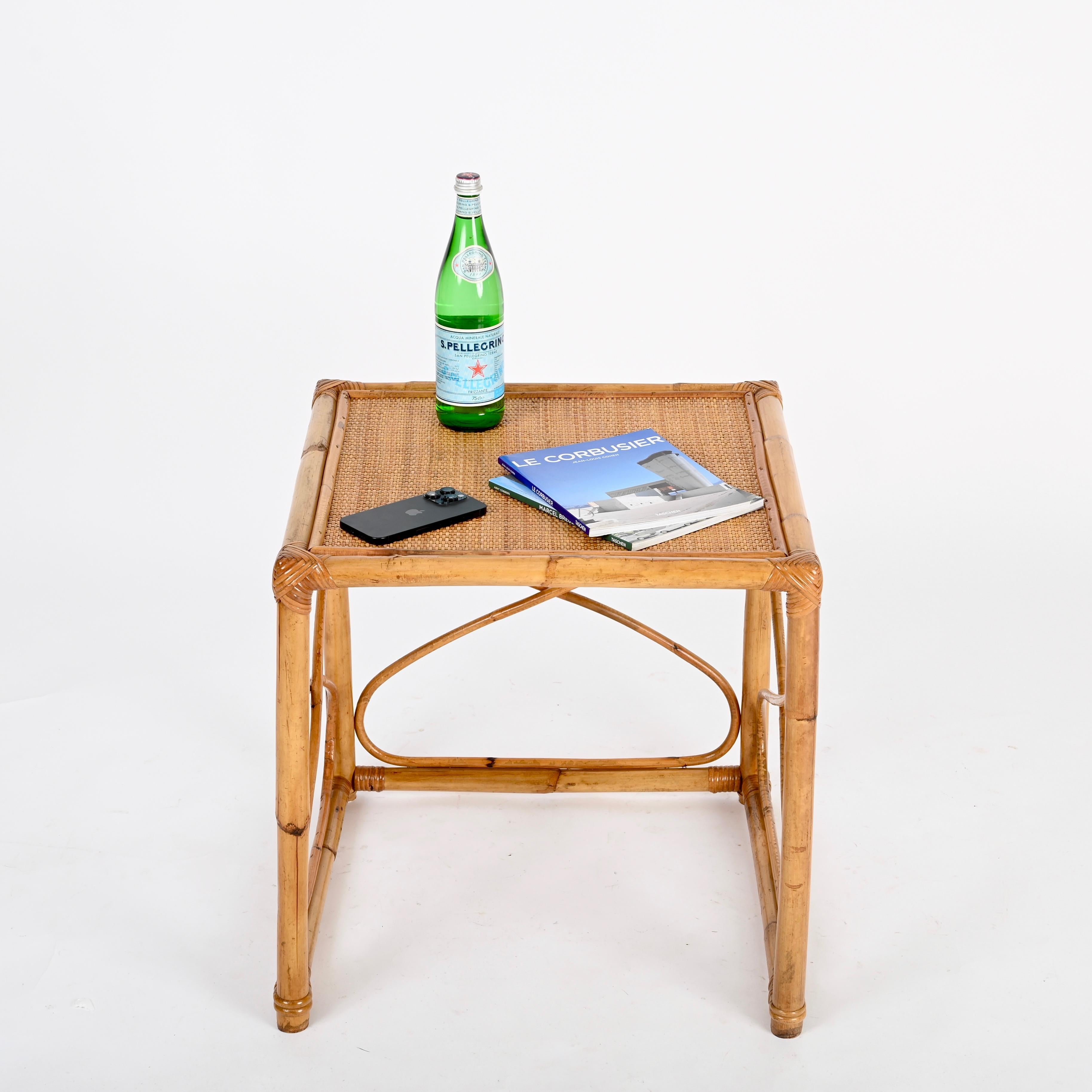 Erstaunlicher italienischer Couchtisch aus der Mitte des Jahrhunderts aus Bambus und handgeflochtenem Rattangeflecht. Dieser wunderschöne organische Tisch wurde in den 1970er Jahren von Vivai del Sud in Italien entworfen.

Der vollständig