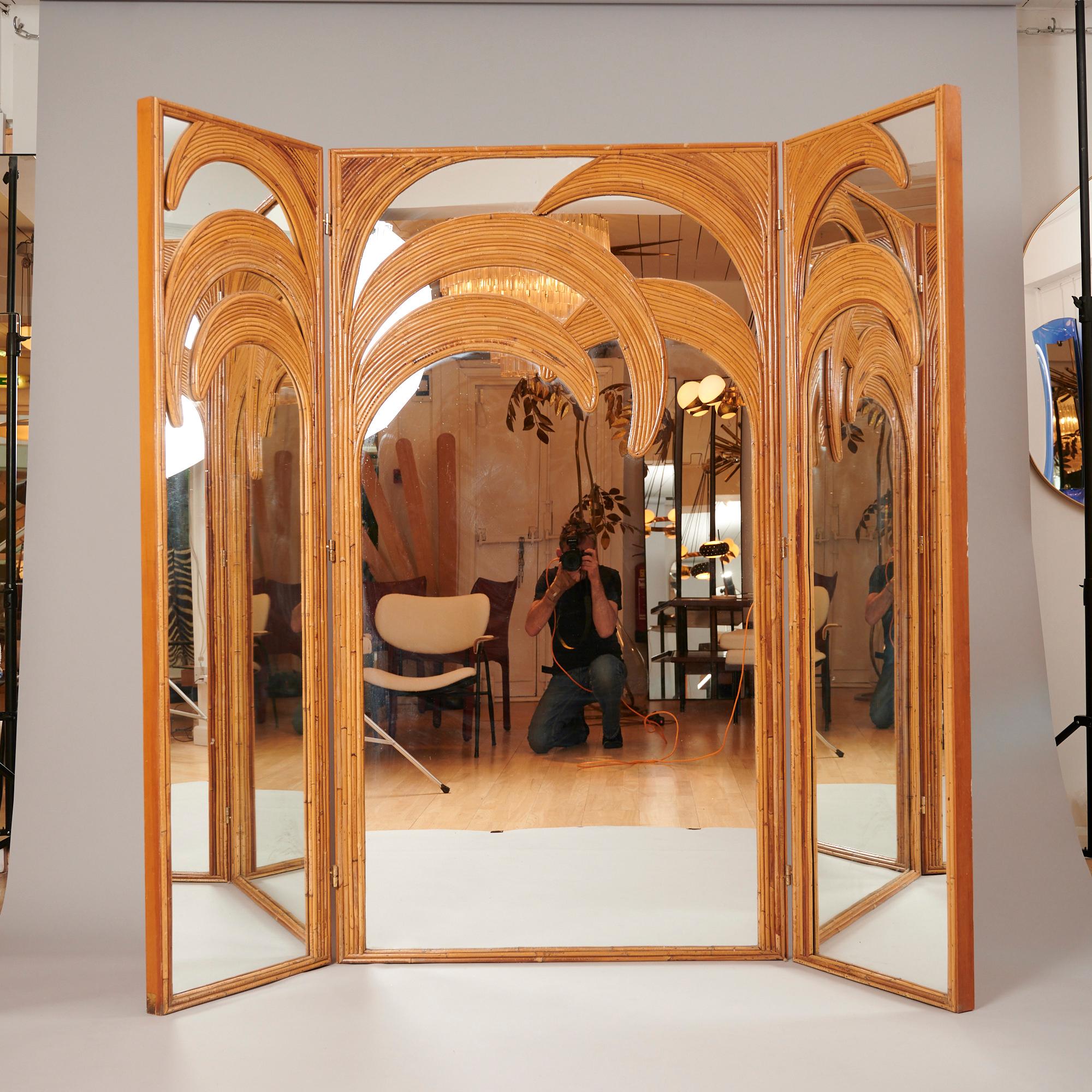 Original 1970er Jahre Vivai del Sud Spiegelbildschirm. 

Kann als Bodenleinwand oder als an der Wand montierter Triptychon-Spiegel verwendet werden. 

Wunderschöne Patina auf Bambus. In ausgezeichnetem Zustand.
