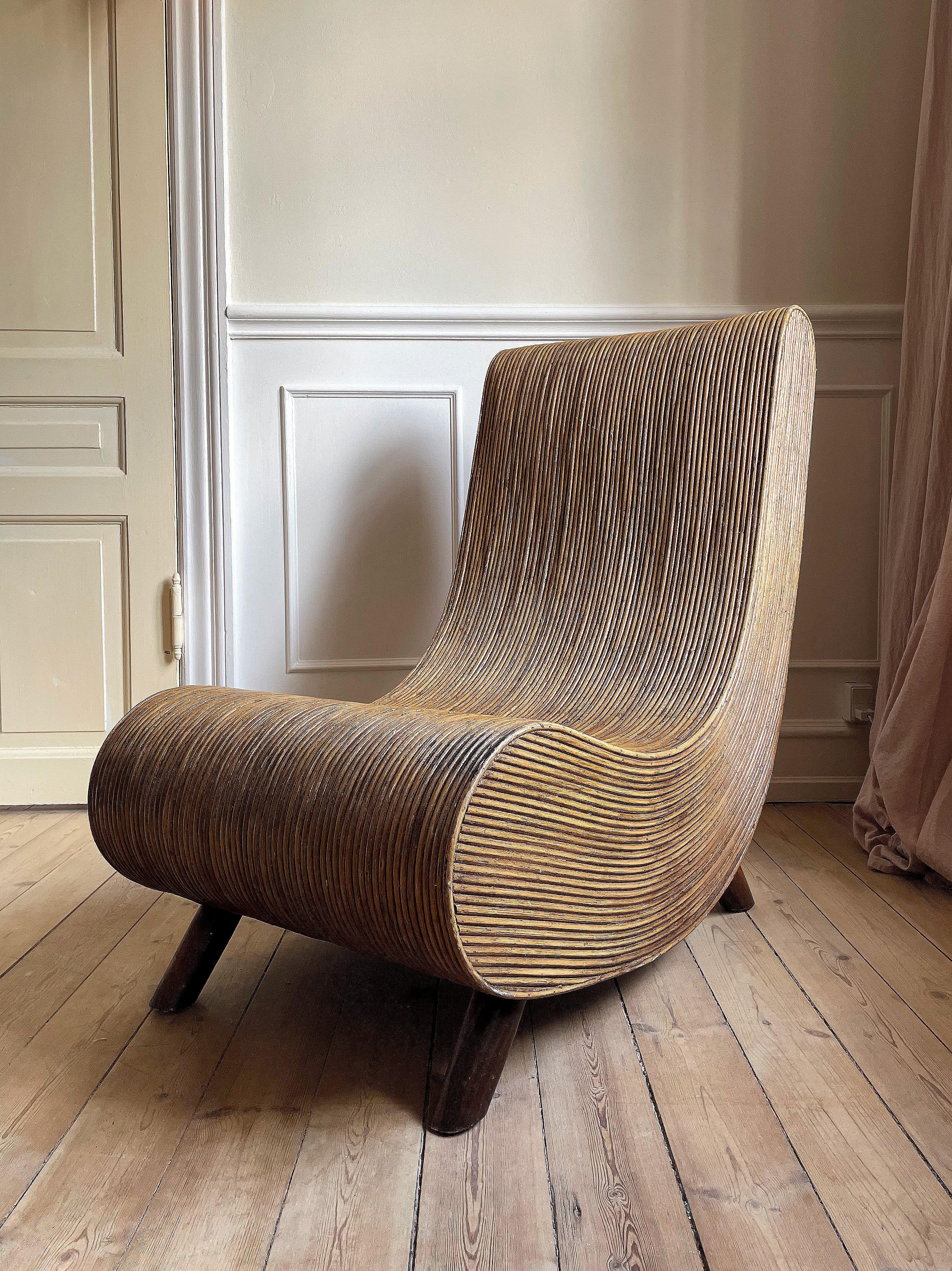 Stunning handmade Vivai del Sud Mid-Century Modern piece of Mediterranean organic, sculptural and simplistic furniture inspired by Gabriella Crespi. Soft shaped natural tropicalist pencil reed bent bamboo lounge chair with wooden legs. A rare find