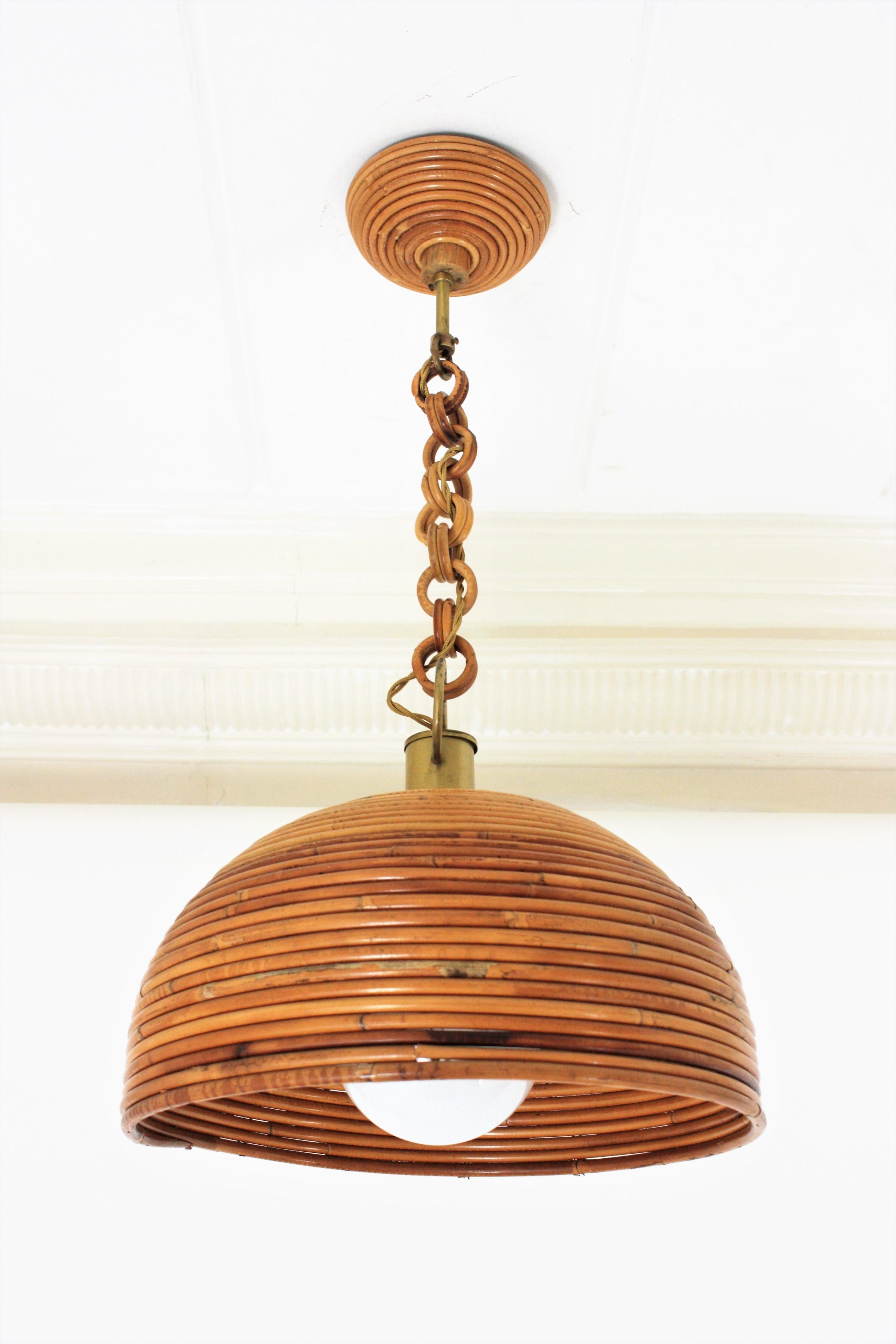 Mushroom shaped rattan pencil reed pendant or suspension light with brass accents, Italy, 1960s.
The design of this pendant is reminiscent of the Fungo model from the Rising Sun collection by Italian designer Gabriella Crespi. Attributed to Vivai
