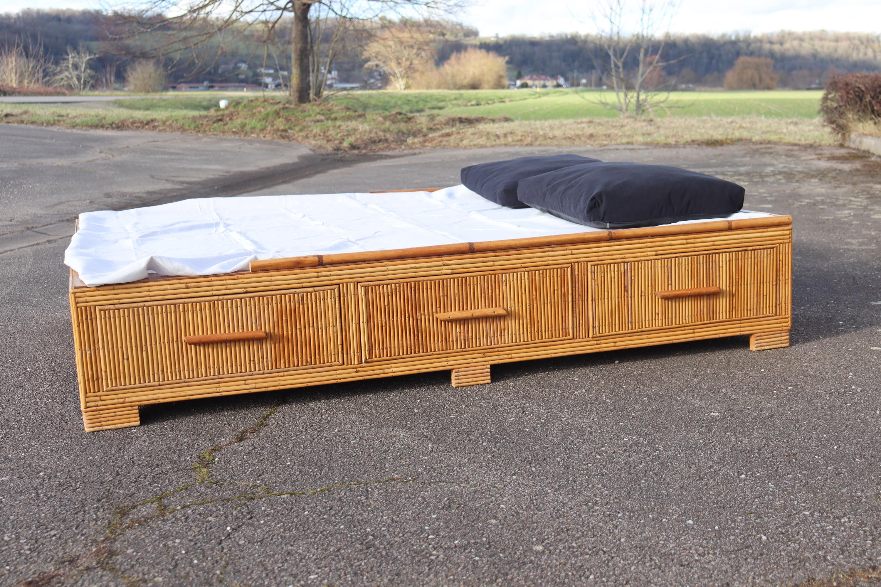rattan bed with 3 drawers on each side. It can form a bed for two people, or 2 single beds. attributed to Vivai Del Sud. Both parts of the bed are impeccable, no missing parts to report. The 6 drawers in total are all very deep to facilitate
