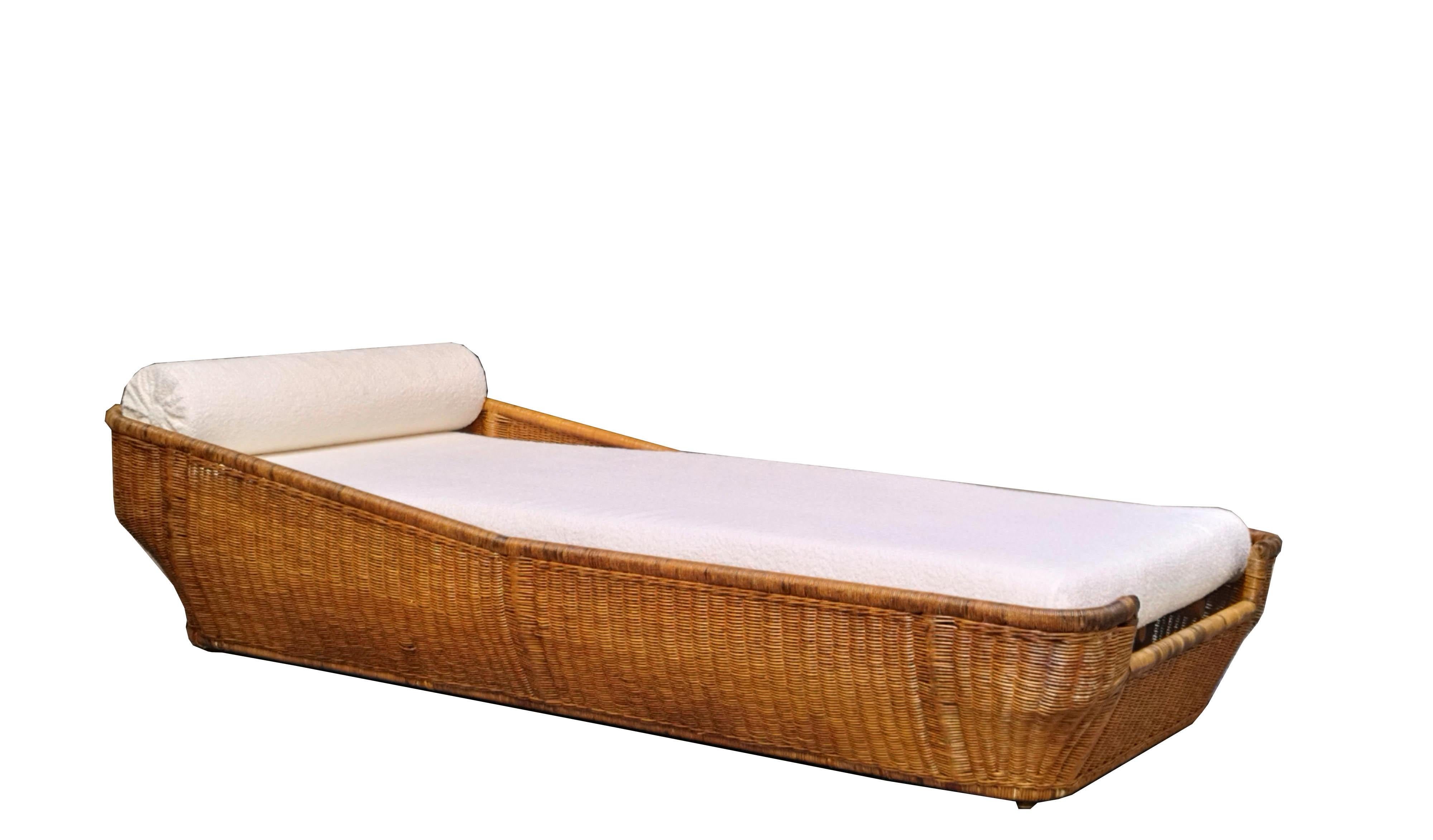 Chaise longue or daybed in woven wicker and white boucle' fabric cover by Vivai del Sud, Italy 1960. This daybed has a fantastic shape and is completely made of rattan