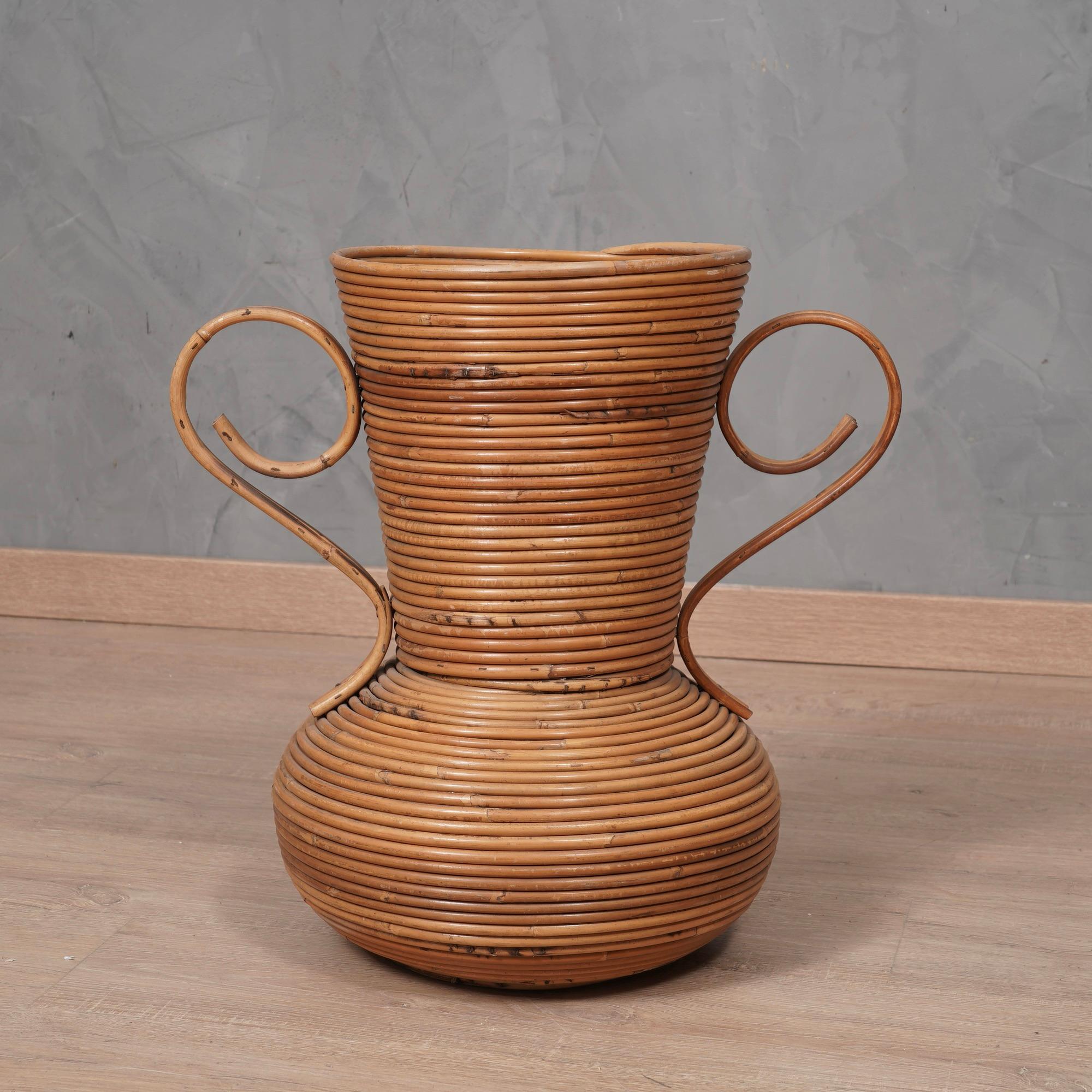 Elegance and refinement are the objective of these amphora vases for the 