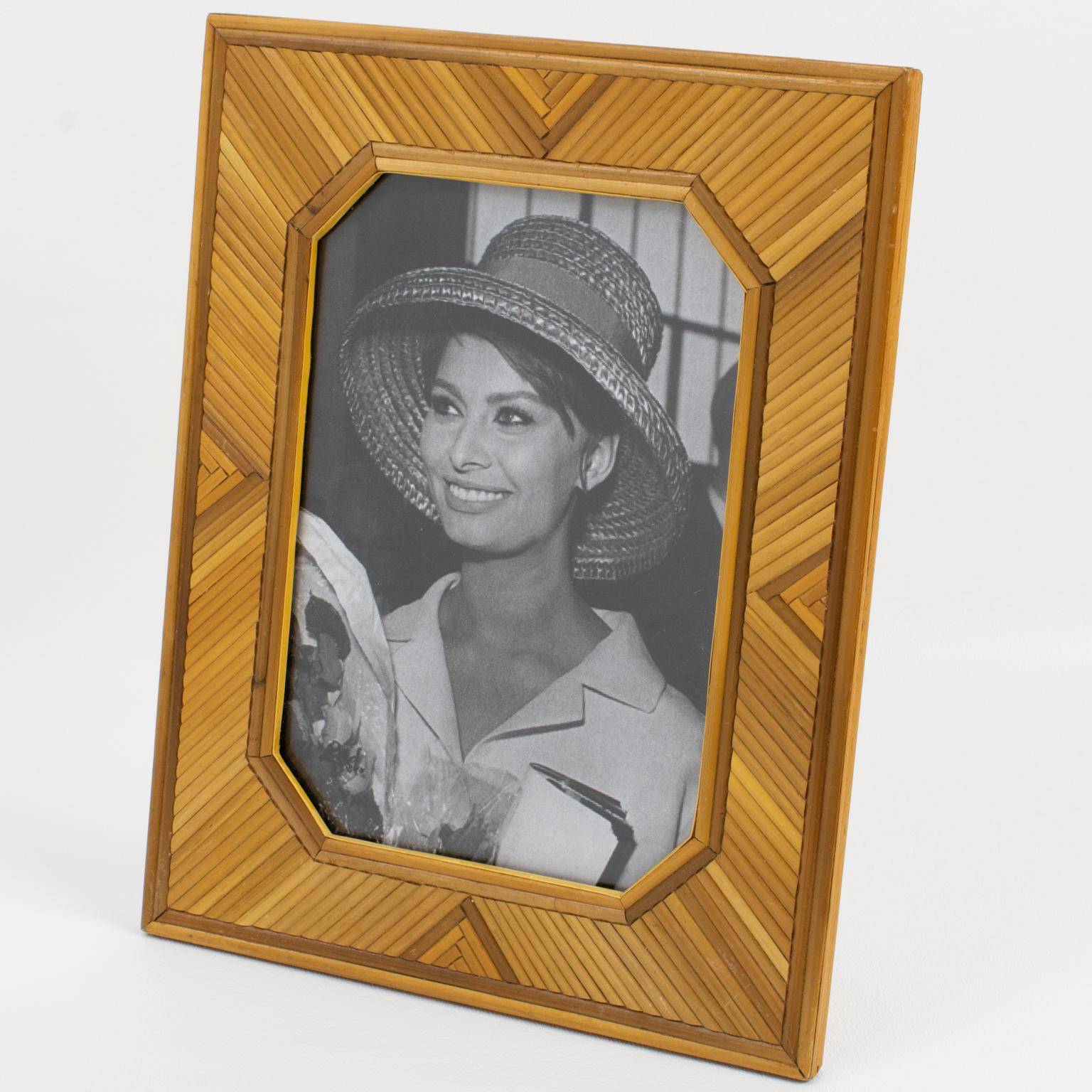 This exquisite photo frame with a wicker marquetry design was crafted by hand in Roma, Italy, for Vivia del Sud in the 1960s. The frame features intricate geometric patterns of bamboo, wicker, or pencil reed marquetry, including the back and easel.
