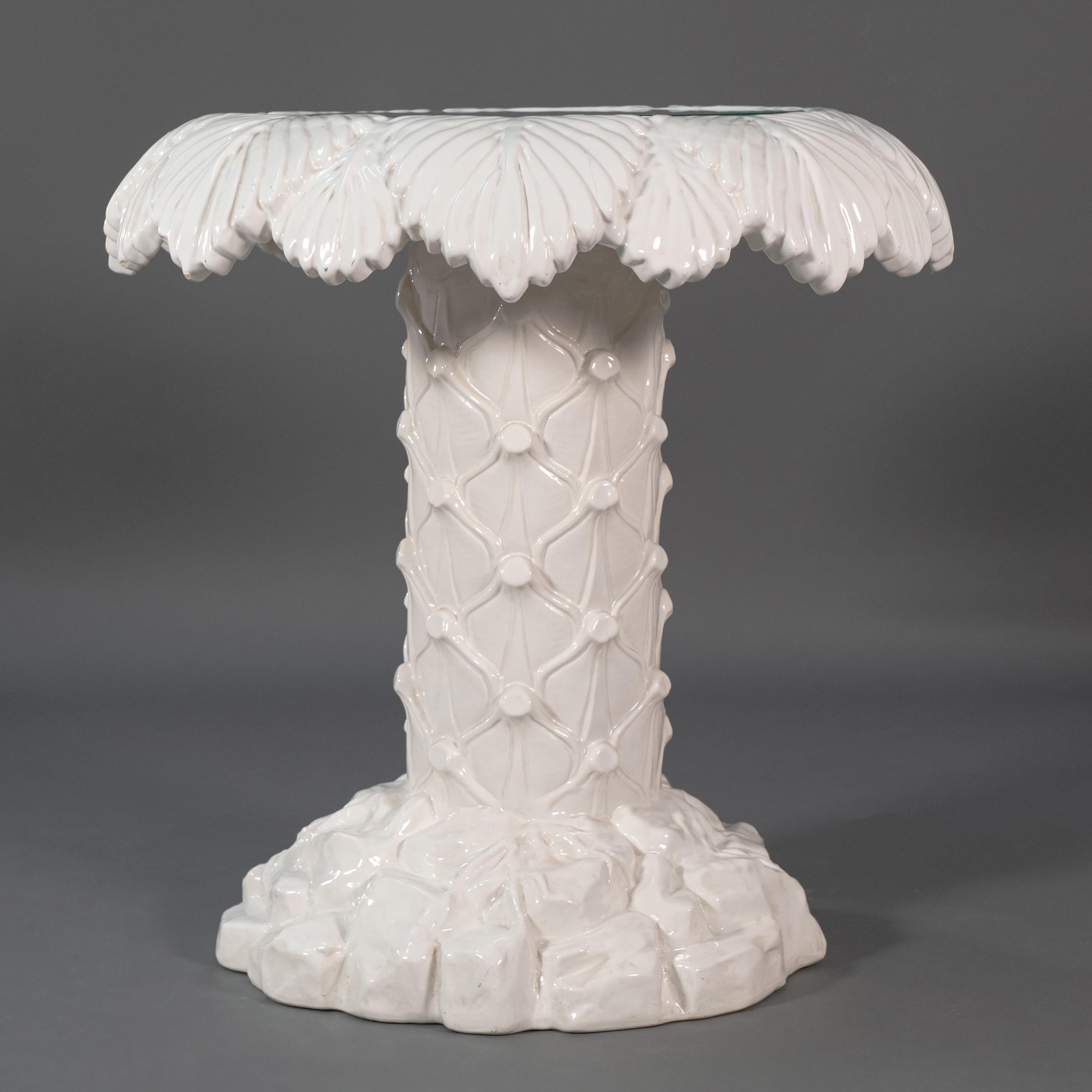 The table top is round, enriched by a central mirror, while the edge is formed by a succession of stylized palm leaves.
On the bottom you can see the signature Vivai del Sud.