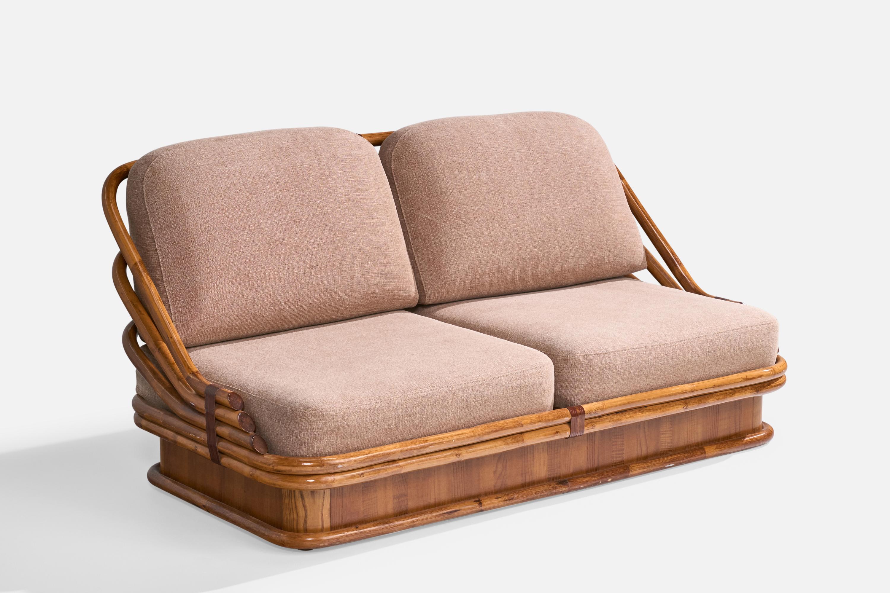 Sofá o canapé de bambú, ratán y tela rosa fabricado por Vivai del Sud, Italia, c. 1970.

Retapizado en tela totalmente nueva.

Dimensiones: 34