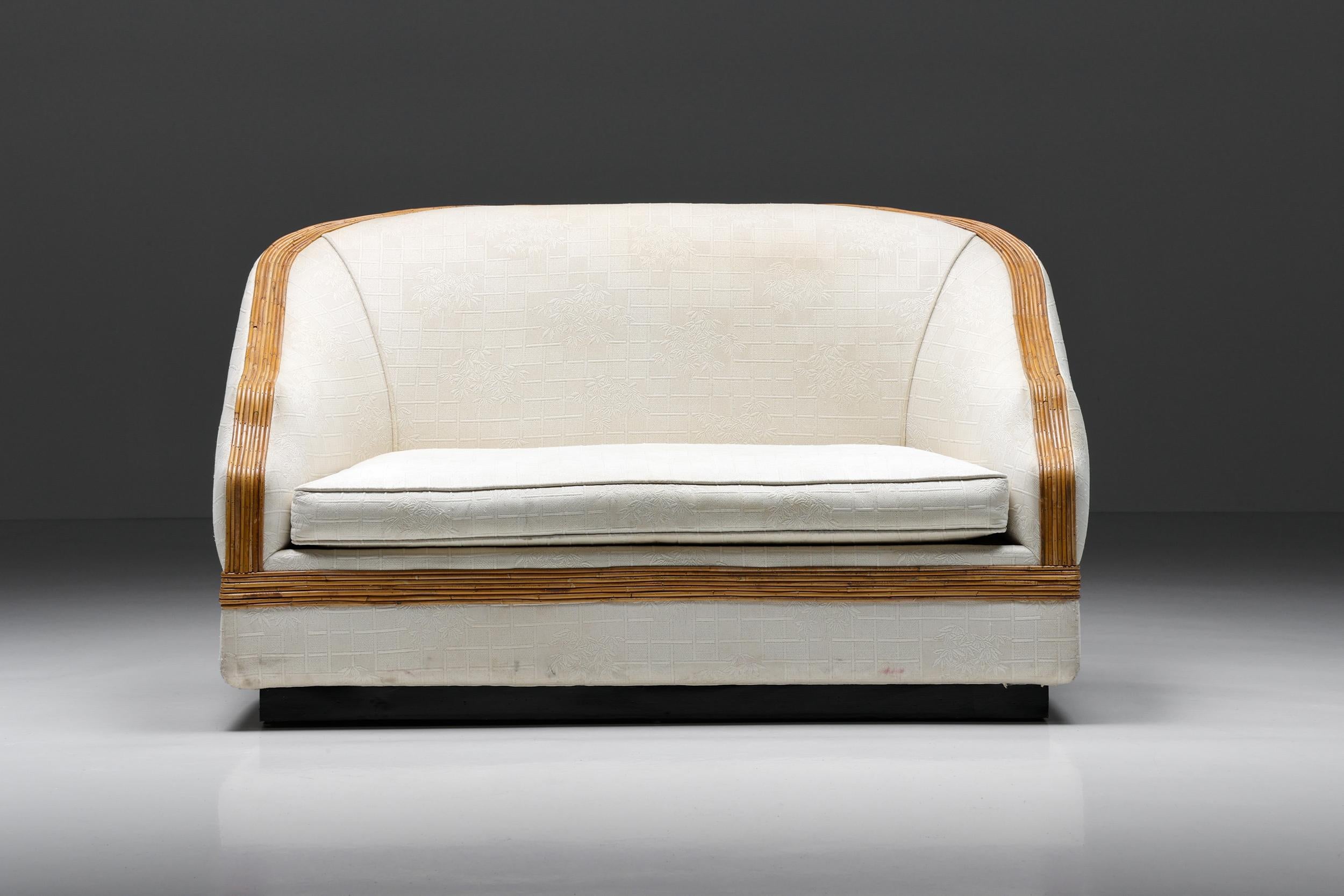 Vivai del Sud Bergère Stuhl, italienischer Tropicalist Stil, Rattan, Seide, 1970er Jahre

Dieses italienische Sofa im tropischen Stil von Vivai del Sud ist in Italien handgefertigt. Dieser Zweisitzer hat noch seine ursprüngliche Seidenpolsterung