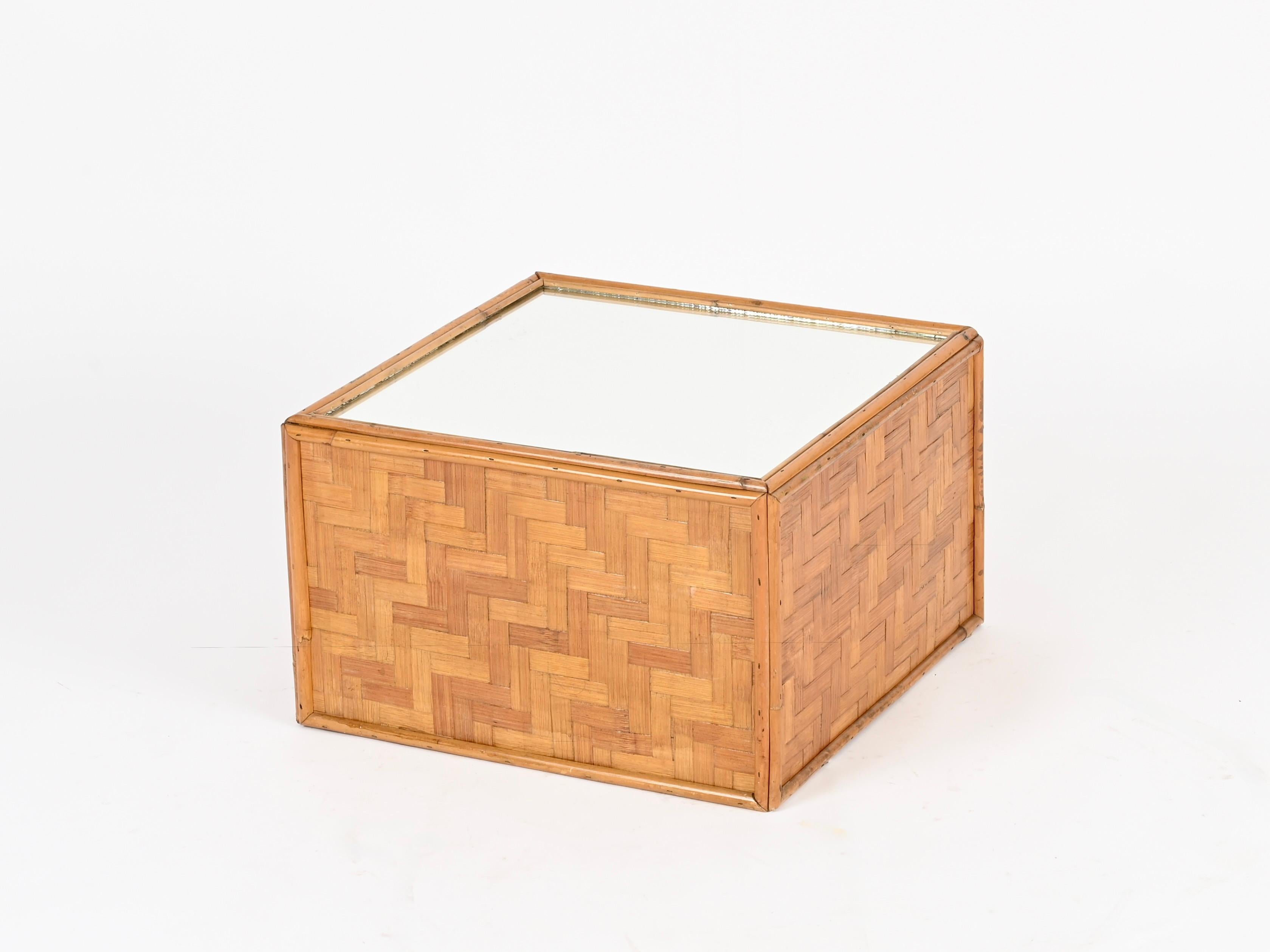 Impresionante mesa auxiliar o de centro cuadrada de bambú tejido y ratán, completada con un tablero de espejo. Esta mesa orgánica increíblemente elegante fue diseñada por Vivai del Sud y producida en Italia durante la década de 1970.

En un estado