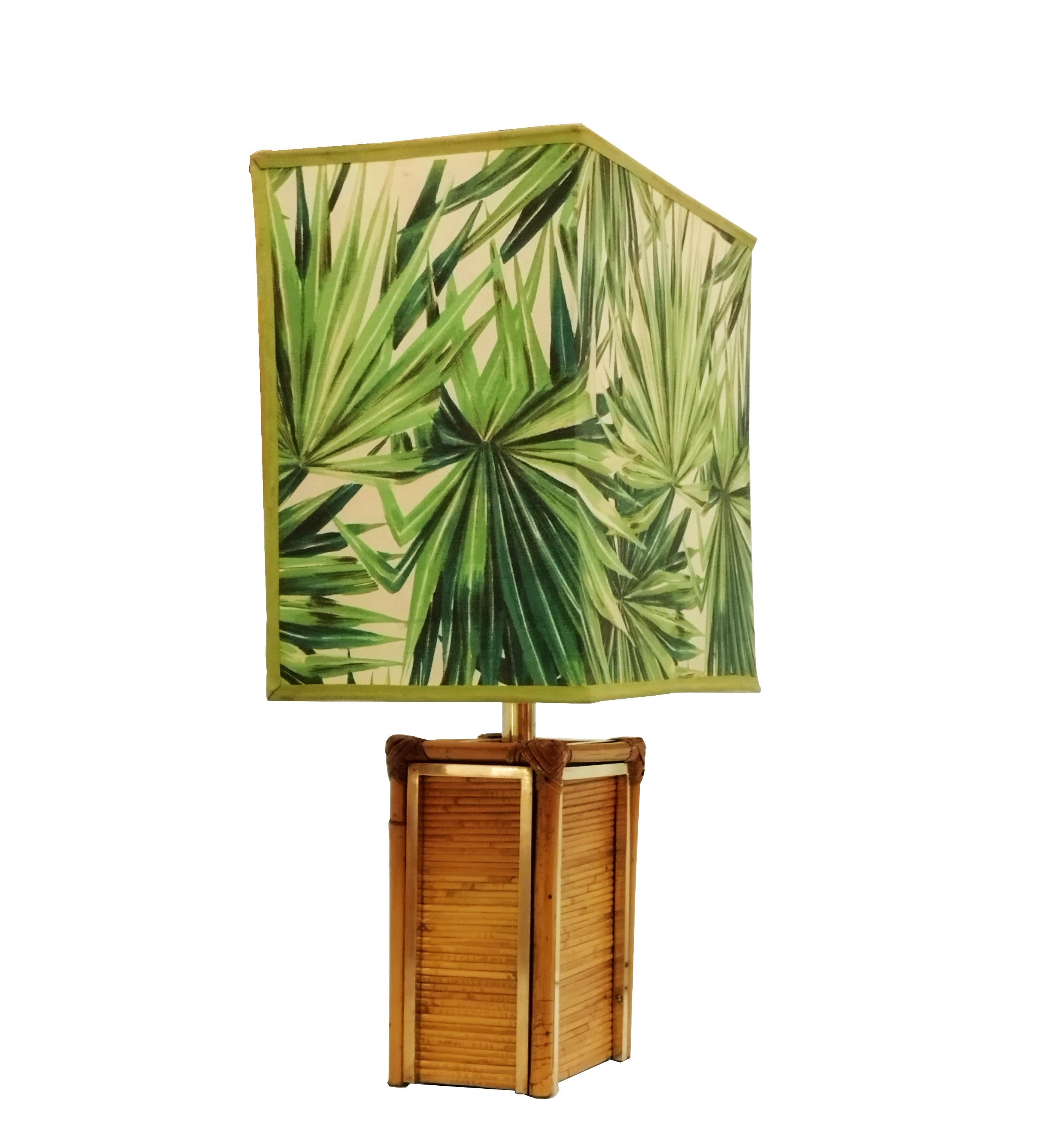 Magnifique lampe de table en canne de guinée et bambou avec détails en laiton, abat-jour original en tissu vert, rappelant le travail des plus célèbres designers tels que Tommaso Barbi, gabriella Crespi et Vivai del Sud. Italie 1960.