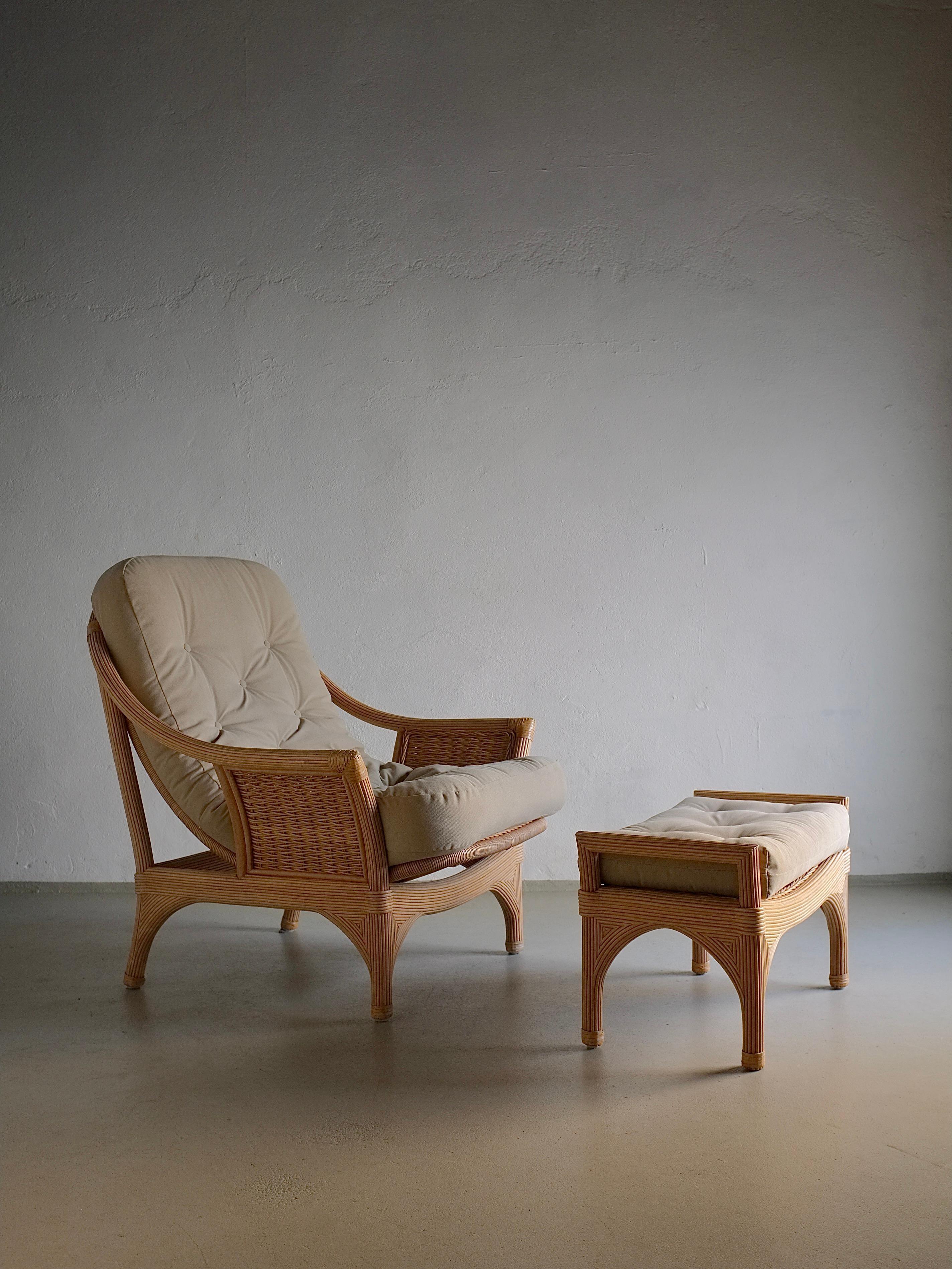 Sedia da salotto in rattan in stile Vivai del Sud con pouf.  Dimensioni: 
Sedia - H 90 cm, H(seduta) 36 cm, L 80 cm, P 86 cm (materasso 125/70/16cm)
Ottomana - H 40 cm, H (seduta) 28 cm, L 66 cm, P 35 cm (materasso 58/40/9 cm)