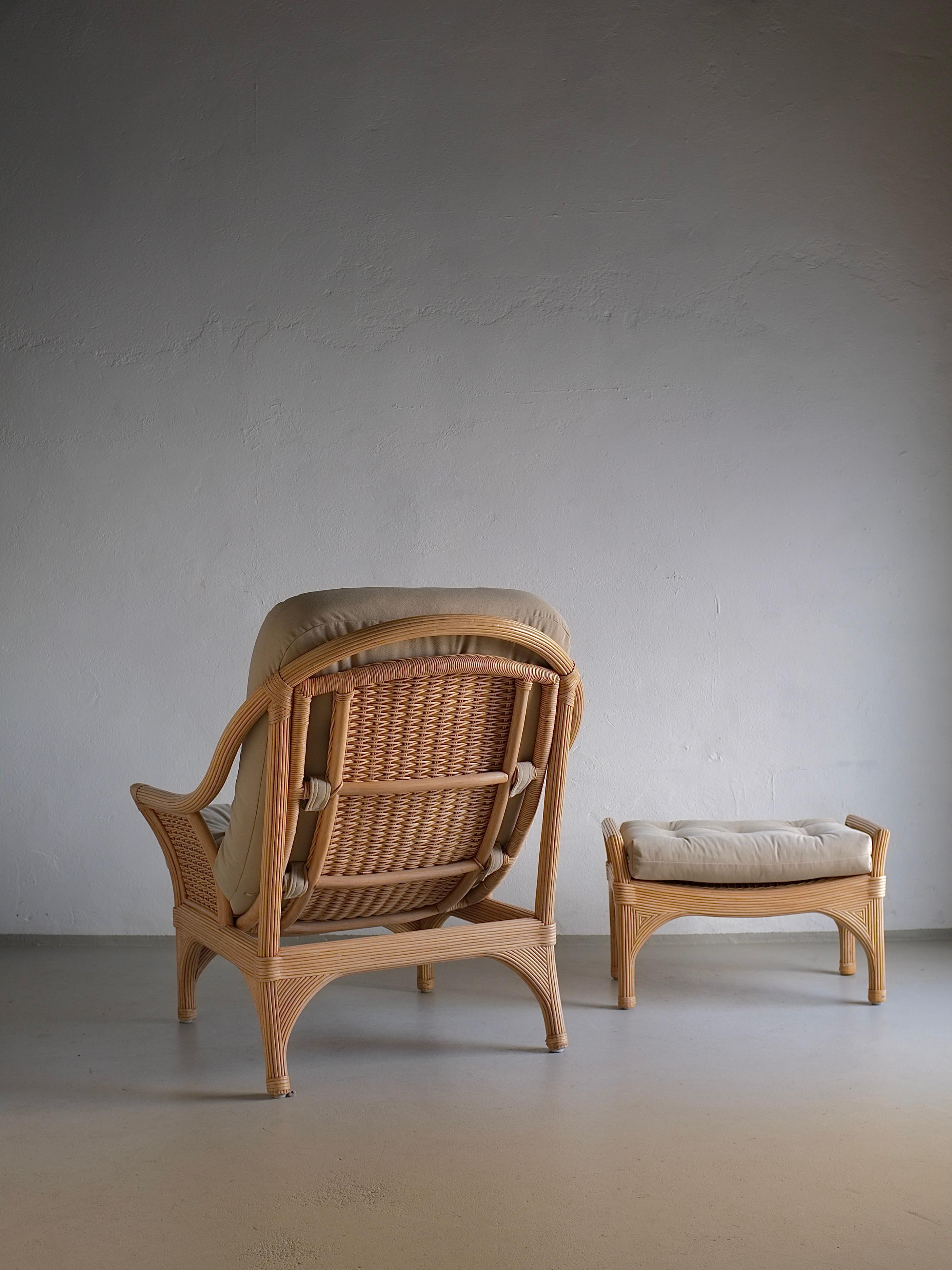 Stile provenzale Sedia da salotto in rattan con ottomana in stile Vivai del Sud, Italia, anni '70