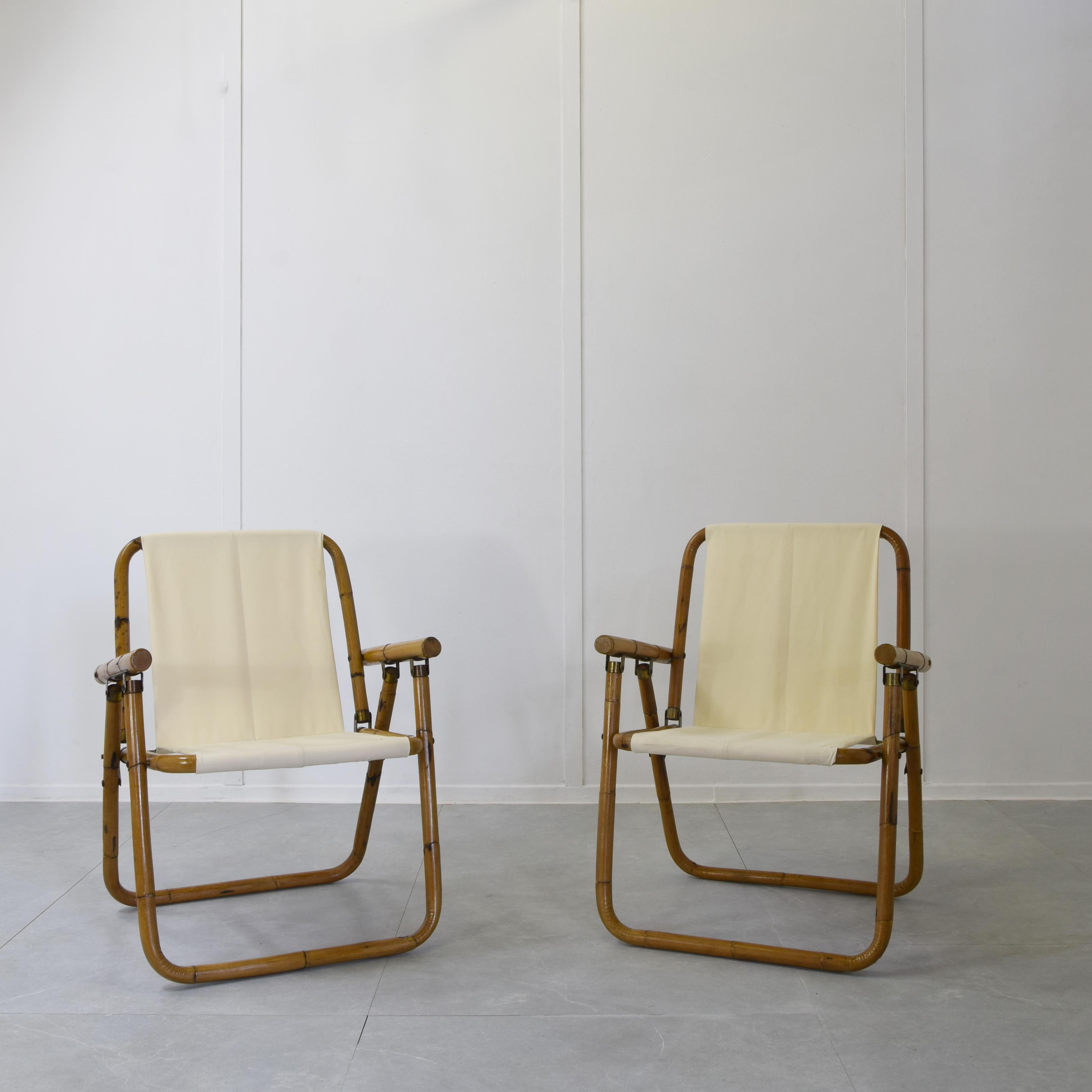 Queste sedie pieghevoli in bambù degli anni '60 sono un vero pezzo di storia del design. Prodotte da Southern Nurseries, un'azienda rinomata per la qualità e l'artigianalità nel settore dell'arredamento naturale, queste sedie combinano funzionalità