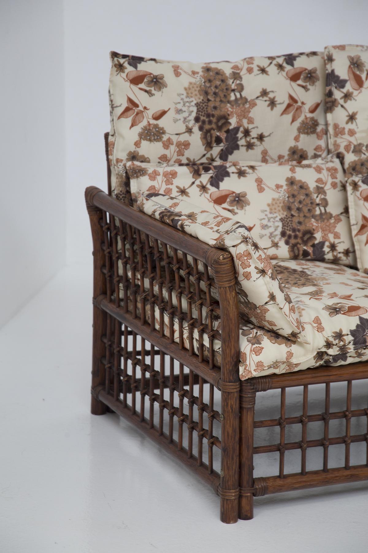 Wunderschönes Sofa aus Rattan und Holz, entworfen in den 1960er Jahren vom italienischen Hersteller Vivai Del Sud.
Das Sofa ist wunderbar, mit einer quadratischen Form mit geometrischen und sehr harten Linien.
Die tragende Struktur besteht aus