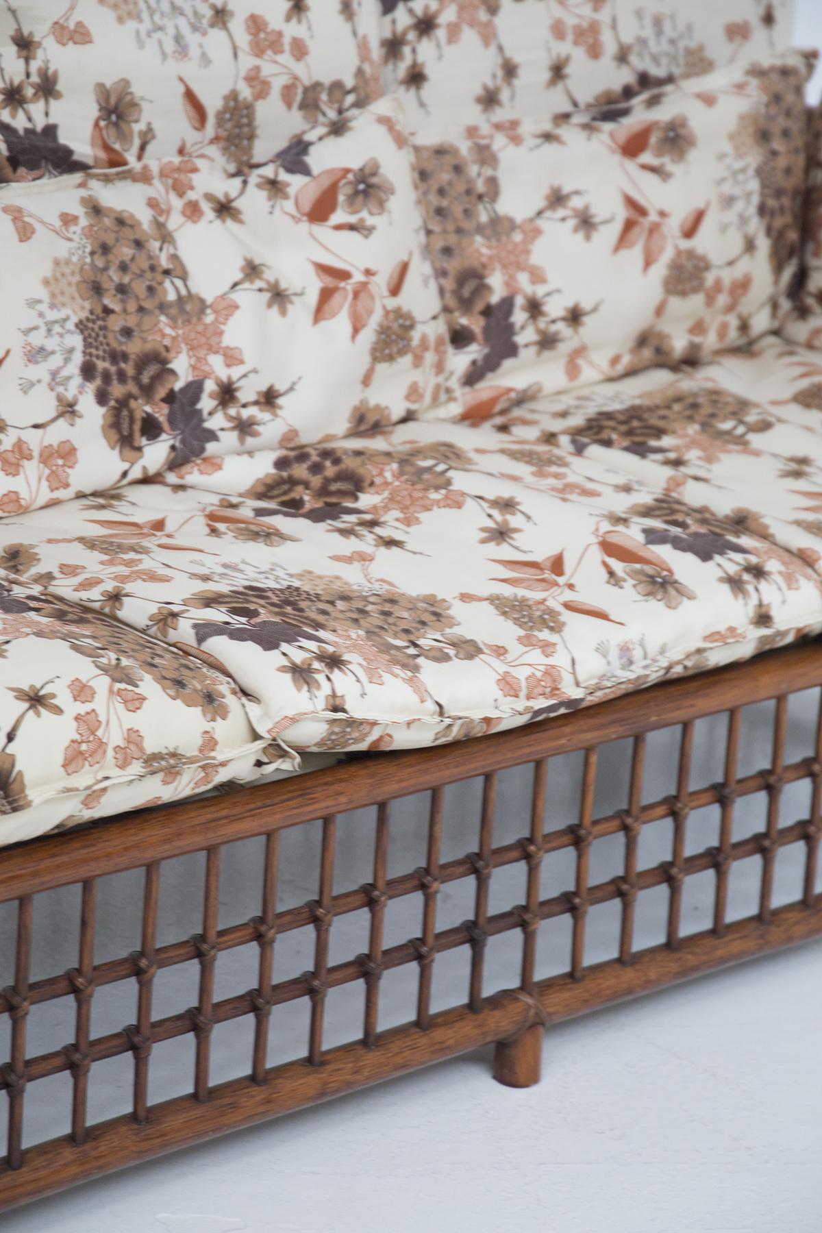 Vivai del Sud Vintage-Sofa aus Holz und Rattan mit floralem Stoff (Moderne der Mitte des Jahrhunderts) im Angebot