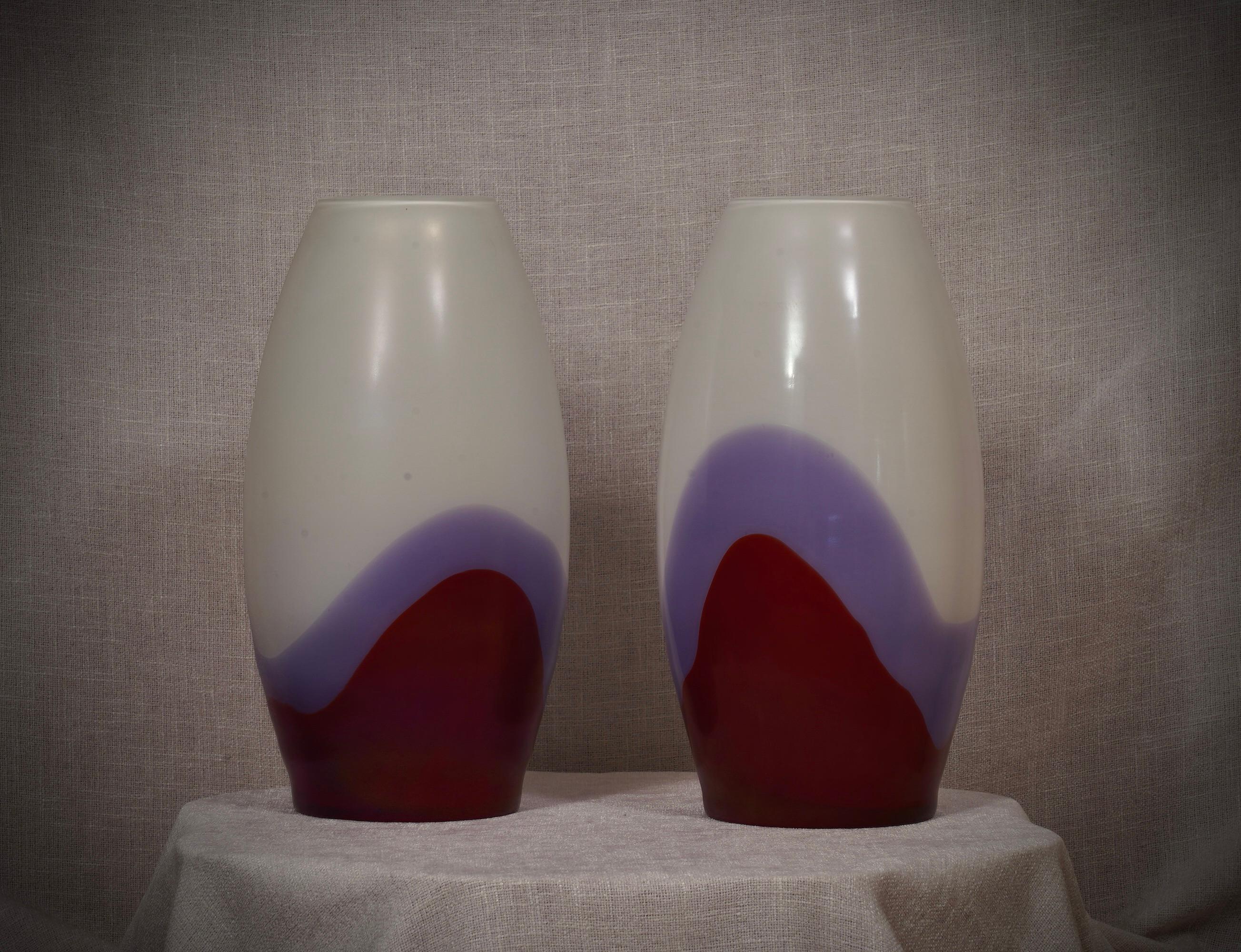 Fantastic vase from the Murano glassworks, both for its particular workmanship and for the colour, in fact the vase is red and violet in color and has a white internal lining, called 
