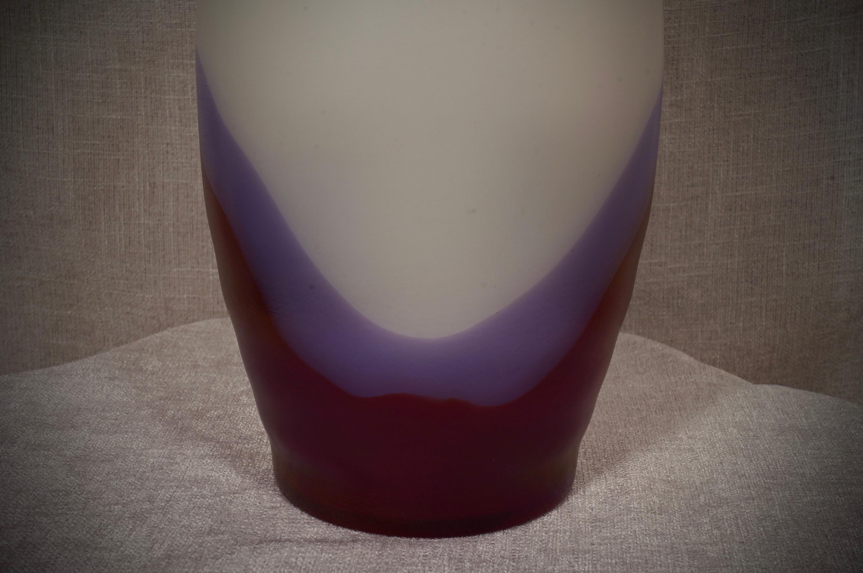 Vivarini La Formia Murano-Kunstglasvase in Violett, Rot und Weiß, Vivarini, 1980 (Muranoglas) im Angebot