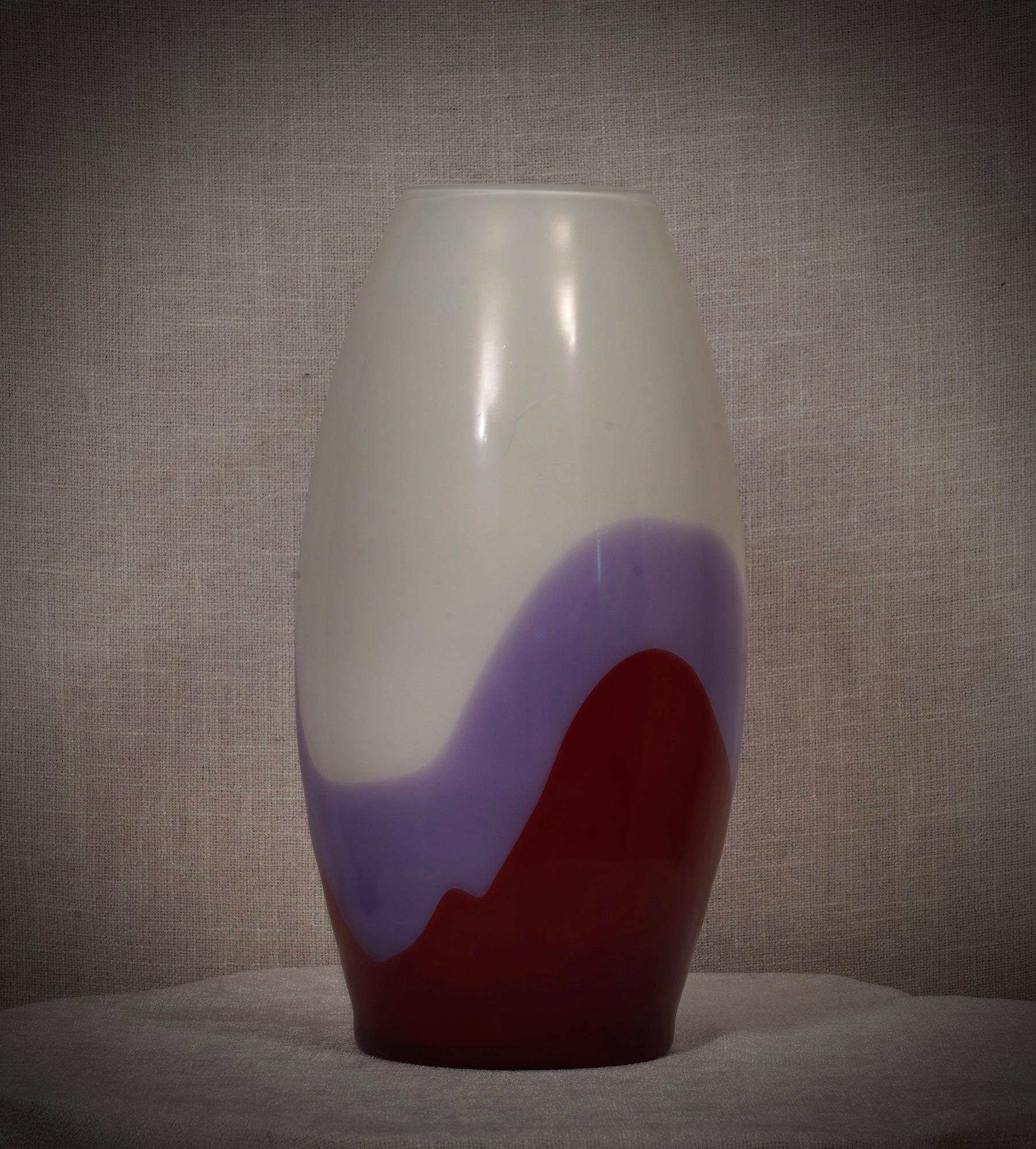 Vivarini La Formia Murano Art Glass Violet Red and White Vase, 1980 For Sale 1