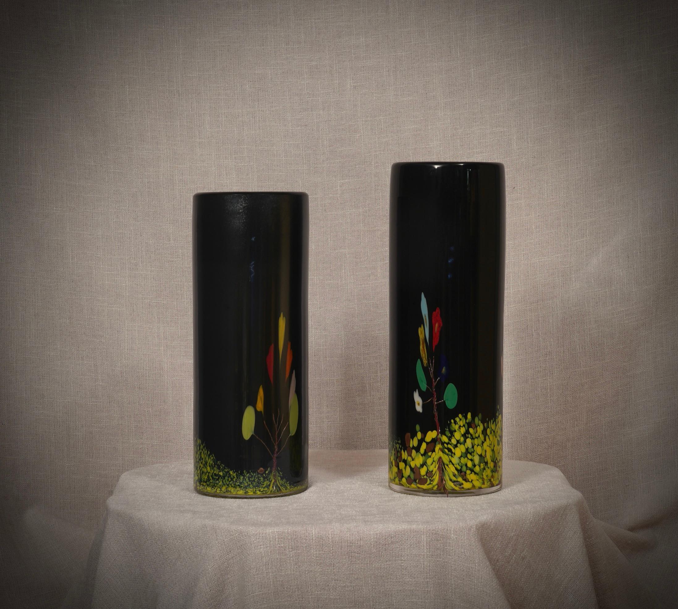 Fantastico vaso della vetreria di Murano, sia per la sua particolare lavorazione che per il colore, infatti il vaso è nero ma presenta altri colori all'interno a formare un disegno di un albero con fiori. I forni di Murano creano un indiscutibile