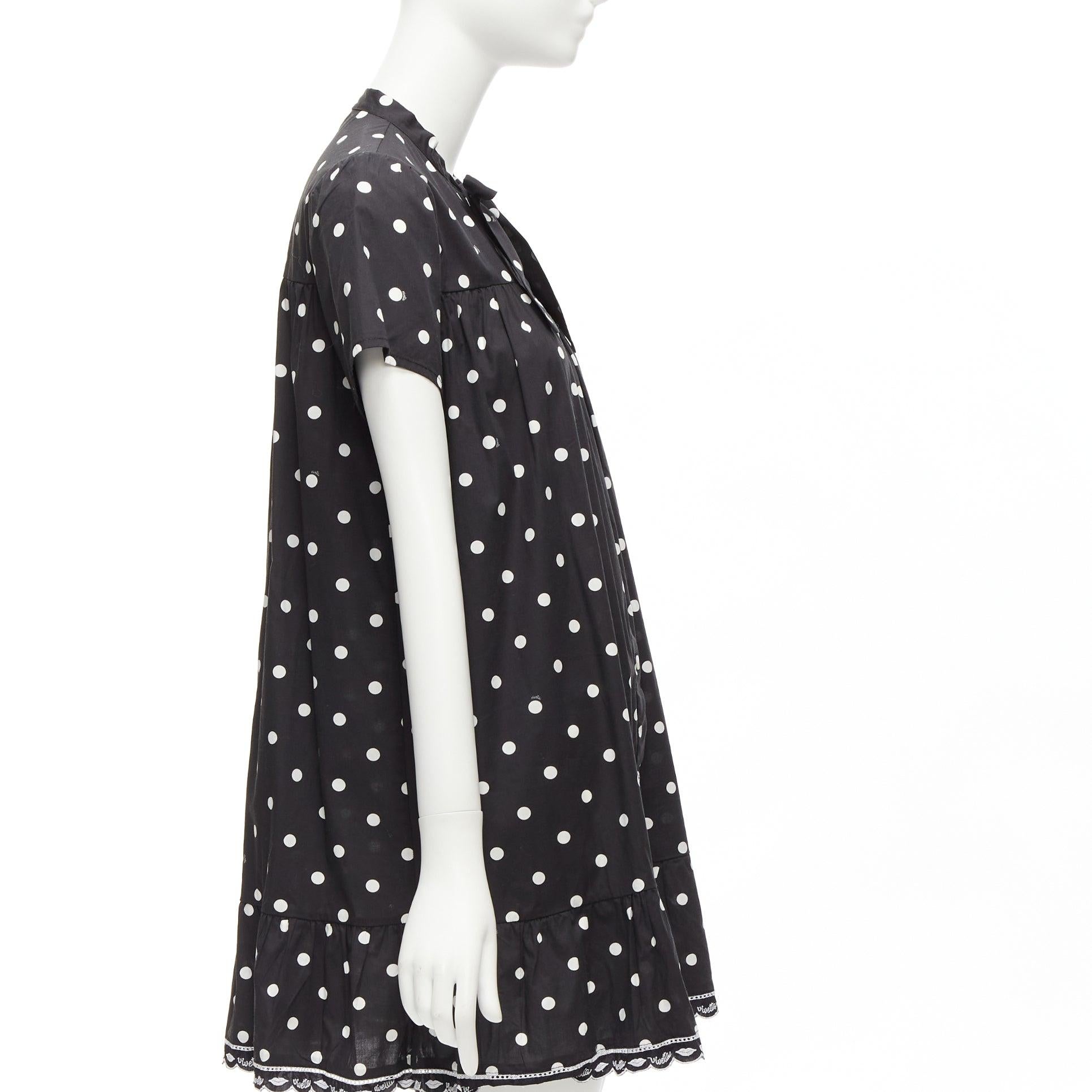 VIVETTA Kids Sonnenkleid aus schwarzer und weißer Baumwollmischung mit Tupfenmuster und Logobesatz in Tupfenform 14Y XS im Zustand „Hervorragend“ im Angebot in Hong Kong, NT