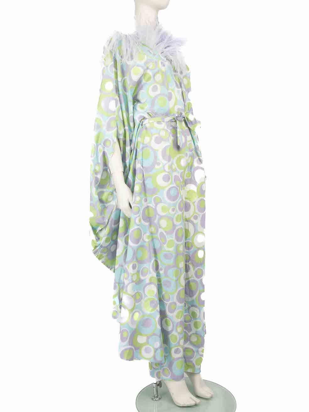CONDIZIONE: molto buona. La tuta non presenta quasi nessuna usura visibile. L'etichetta di composizione non è presente su questo articolo usato di design VIVETTA.
 

 

 

 Dettagli
 

 

 Multicolore - Blu, viola e verde
 

 Cotone
 

 Tuta
 


