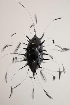 Vivian Alarcón: Escultura contemporánea abstracta de cristal y plumas negras