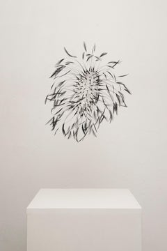 Vivian Alarcón: Escultura contemporánea abstracta de cristal y plumas negras