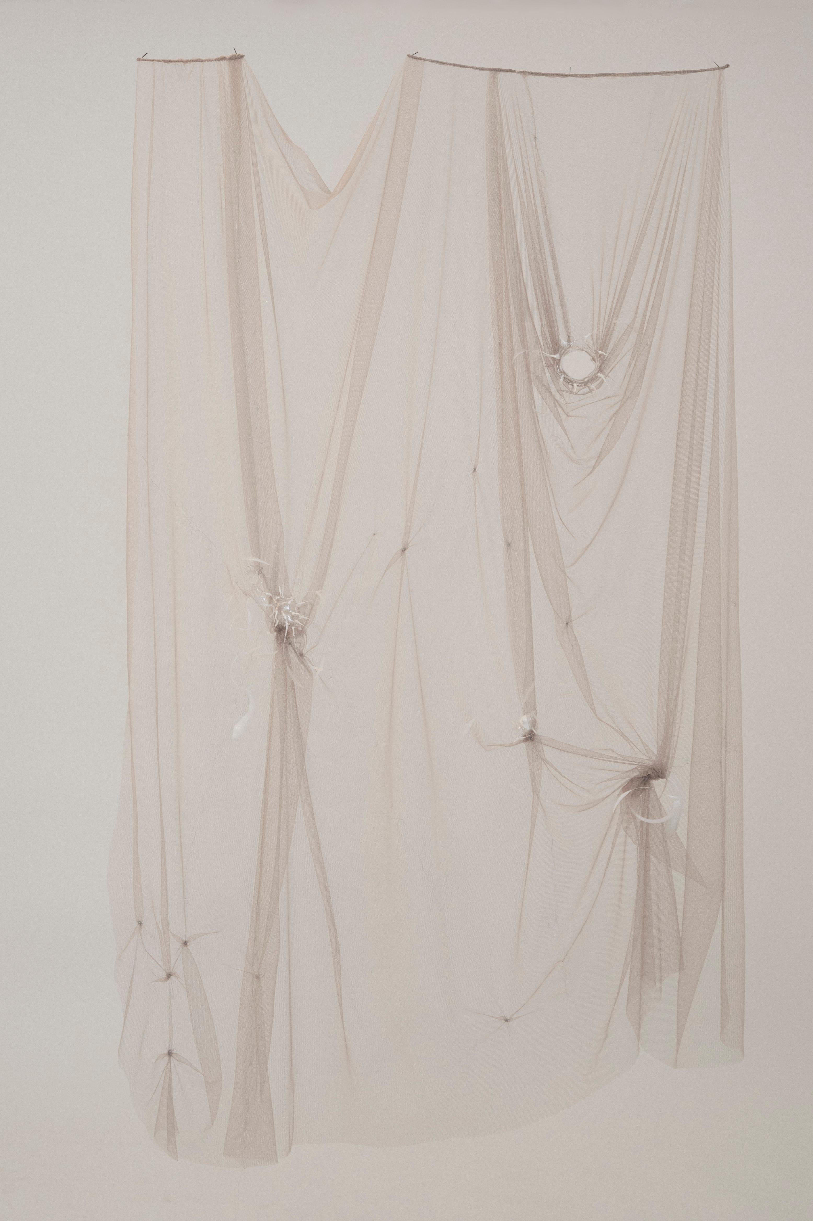 Vivian Alarcón : sculpture textile murale contemporaine, abstraite, en techniques mixtes et verre