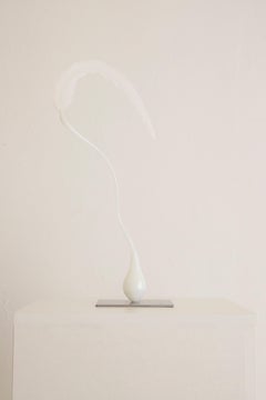 Vivian Alarcón  Zeitgenössische abstrakte Skulptur aus weißem Glas und Federn