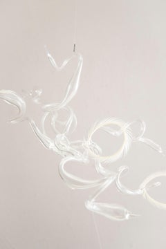 Vivian Alarcón: scultura contemporanea sospesa in vetro e piume