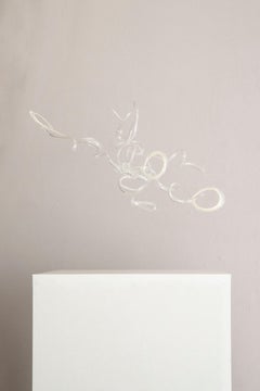 Vivian Alarcón: scultura contemporanea sospesa in vetro e piume