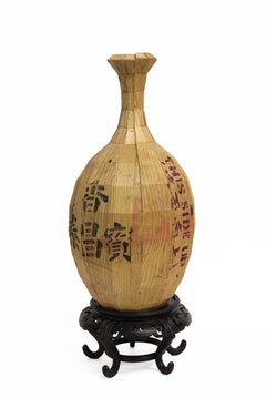 Vaso d'anatra appeso I, Vivian Chiu, 2023, assemblaggio di legno di cassa di pino, palissandro