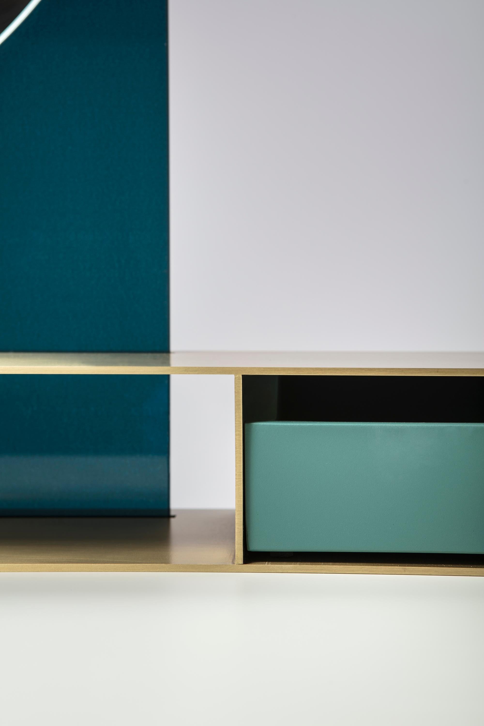 Vivian can be a contemporary beauty desk, a makeup table, a jewel case and a mirror. It is made of scratch-resistant lacquered wood, oak or canaletto walnut, brass, glass, mirror, and you can choose between many lacquered colors. A brass box holds