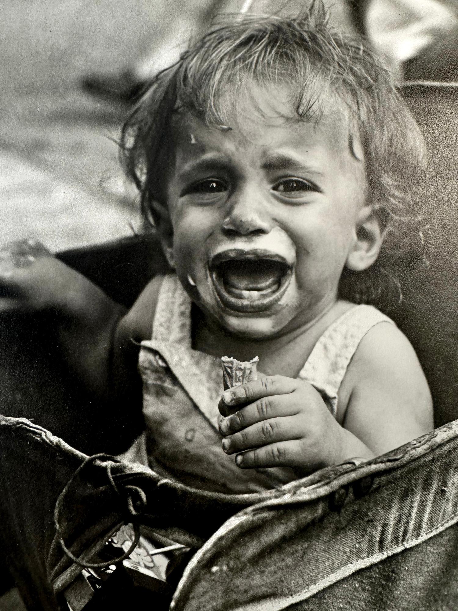 Niño llorando en el cochecito,  Impresión vintage  - Fotógrafa de calle - Photograph de Vivian Maier