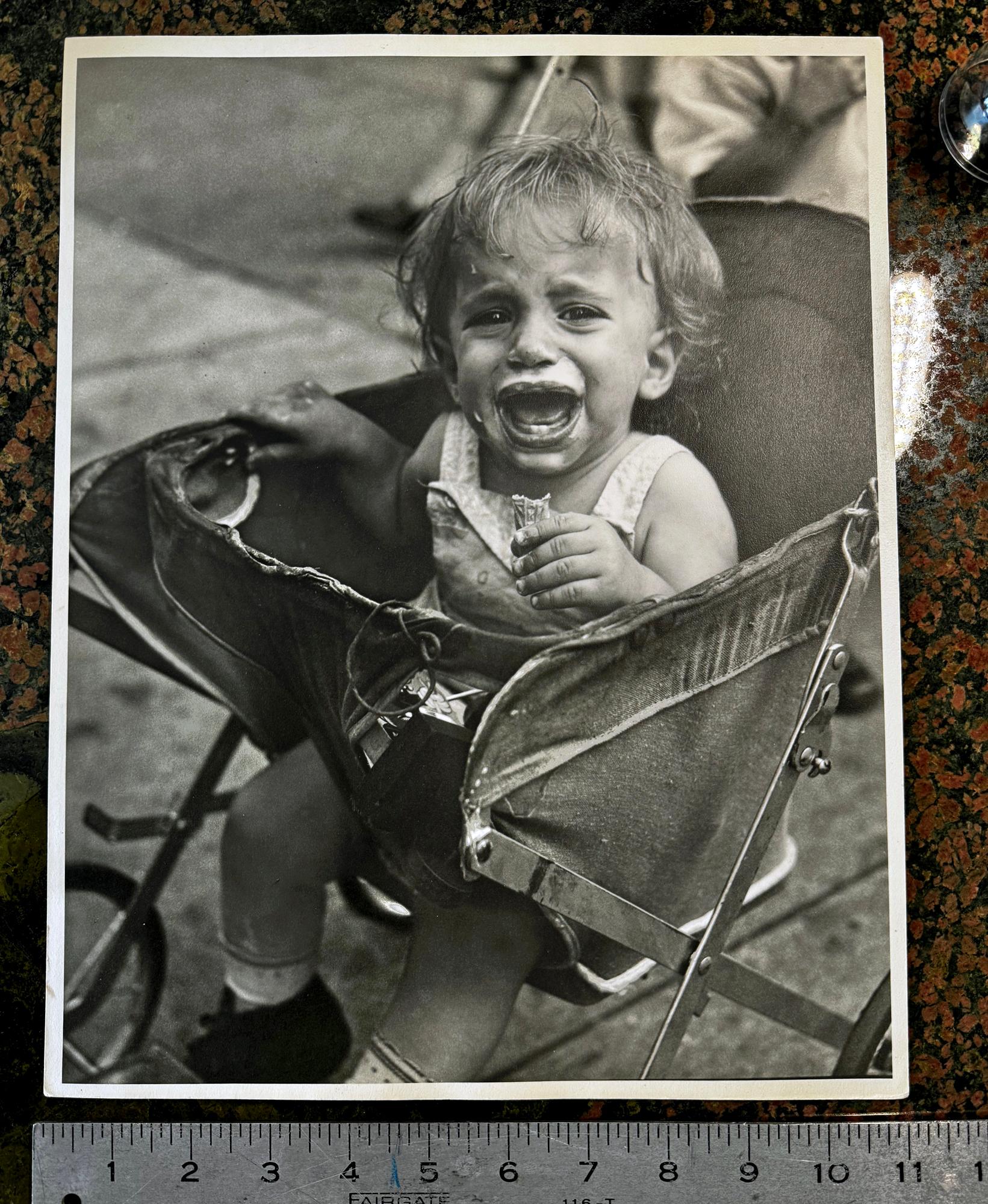Niño llorando en el cochecito,  Impresión vintage  - Fotógrafa de calle - Photograph realista estadounidense de Vivian Maier