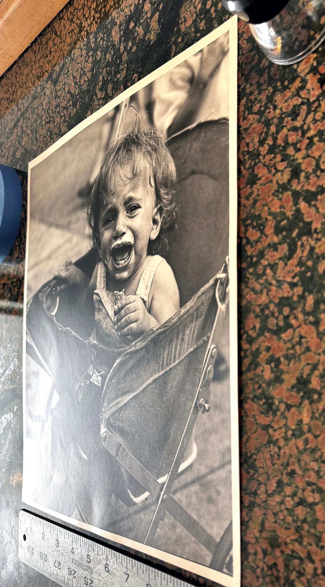 Niño llorando en el cochecito,  Impresión vintage  - Fotógrafa de calle - Portrait Photograph Gris de Vivian Maier
