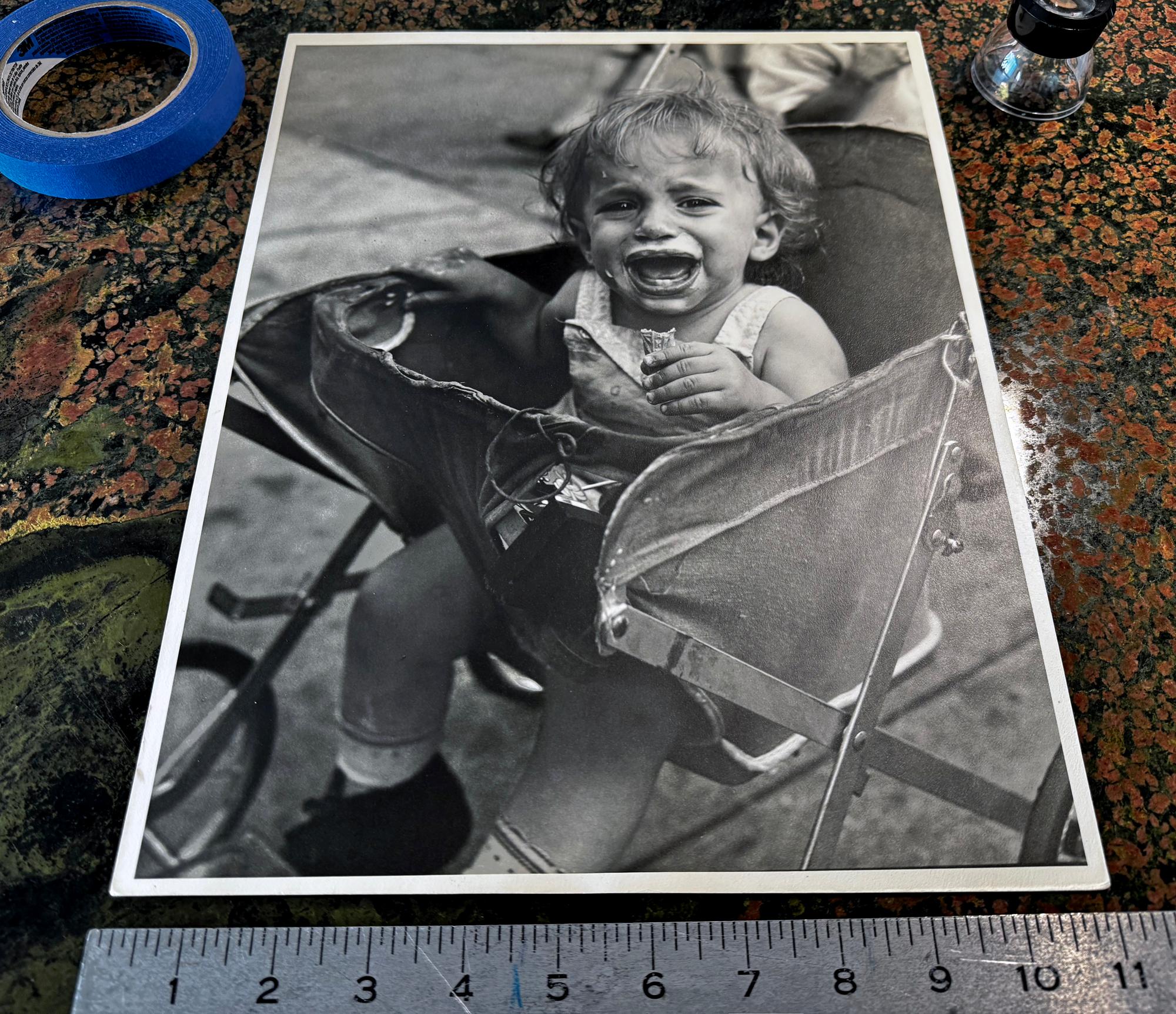 Niño llorando en el cochecito,  Impresión vintage  - Fotógrafa de calle en venta 1