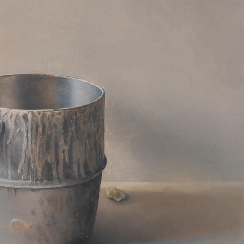 Natura morta con vaso di gesso e resina cristallina di Damar - Painting di Vivian Van Der Merwe