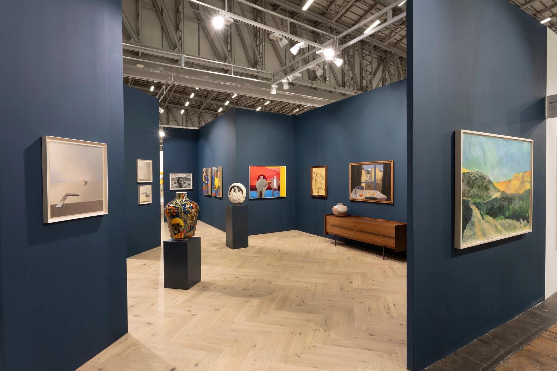 Vivian Hubert Van Der Merwe, nato il 29 maggio 1956 a Cape Townes, in Sudafrica, è un illustre artista noto per il suo approccio unico alla pittura di nature morte. Trascorse gli anni della sua formazione in varie regioni del Sudafrica, tra cui la